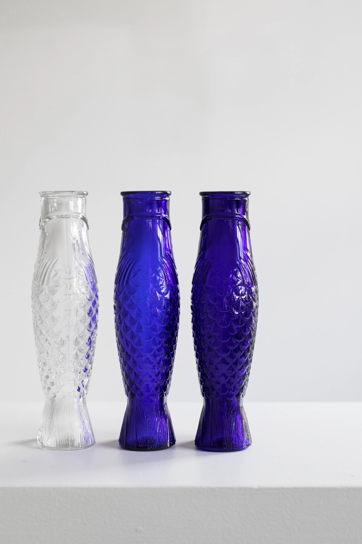 Transparente blaue P. Navone Fish&Fish Flasche von Serax, 1 Liter, 10.6x7.5x29 cm, elegantes Design für stilvolle Tischdekoration.