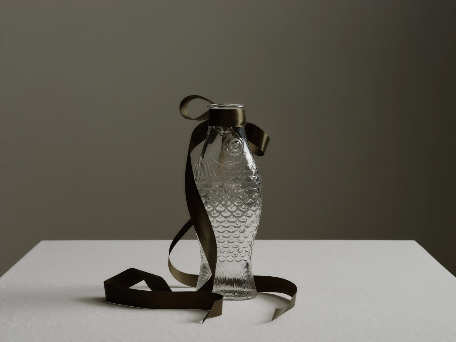 Transparente P. Navone Fish&Fish Karaffe von Serax, 1 Liter, 10.6x7.5x29 cm, elegantes Design für stilvolle Tischdekoration.