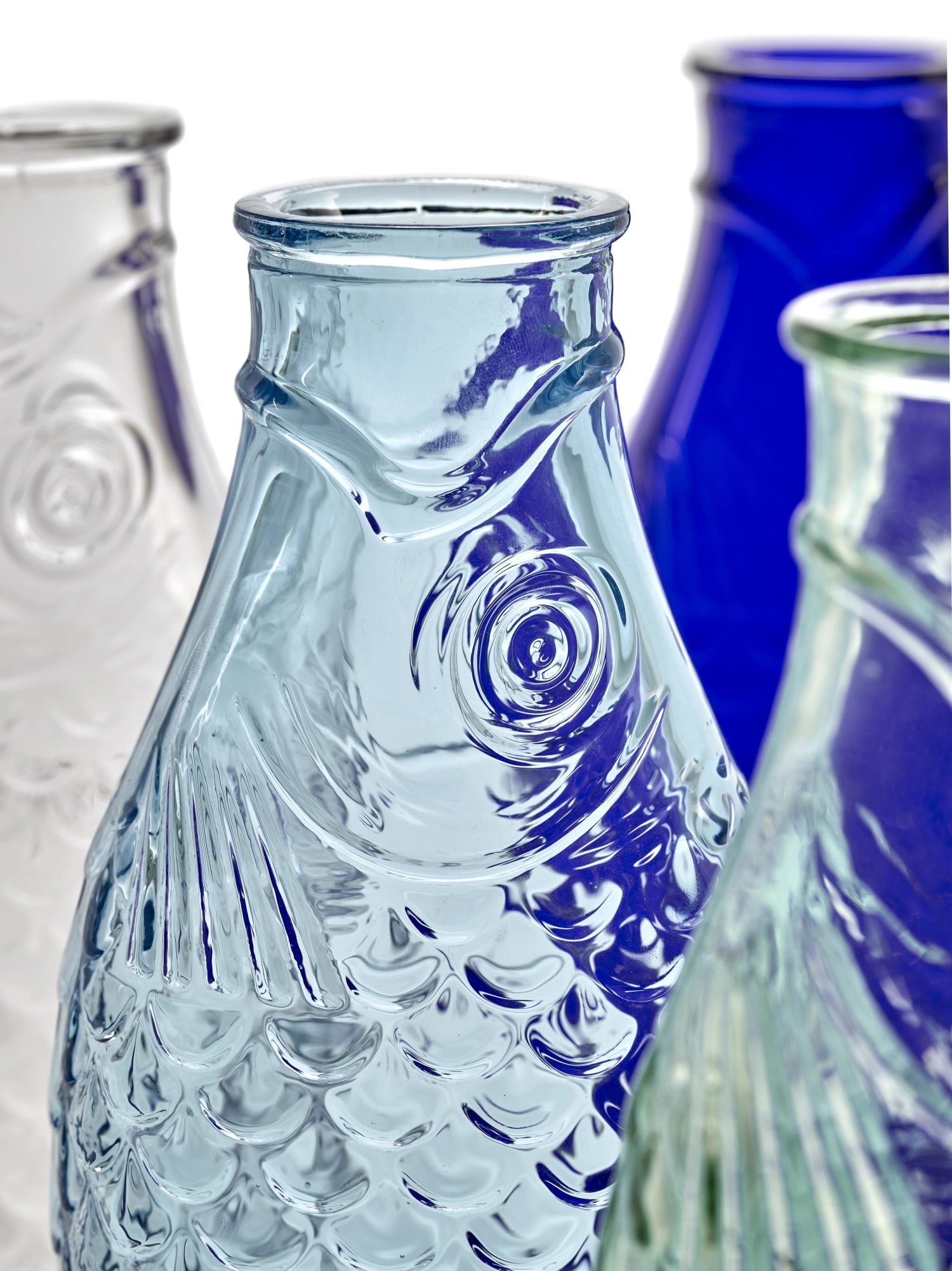 Elegante hellblaue Karaffe von P. Navone, 1 Liter, mit einzigartigem Fischdesign, perfekt für stilvolle Anlässe und Tischdekoration.