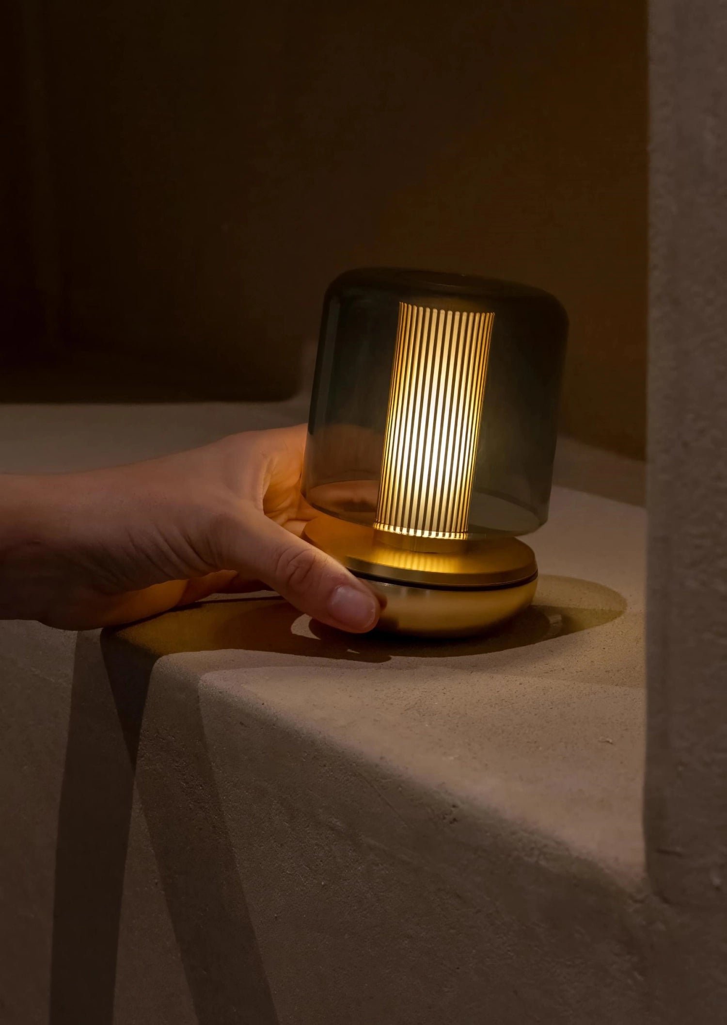Stilvolle Firefly Tischlampe in rauchigem Design mit goldenen Details, 11.8x8.6 cm, perfekt für gemütliche Atmosphäre und modernes Interieur.