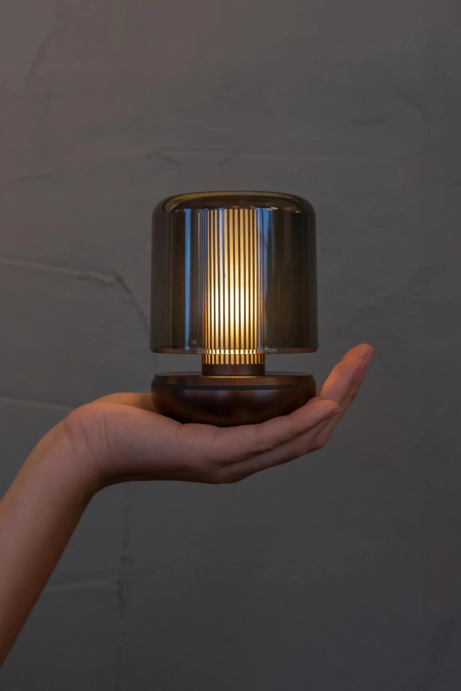 Elegante Firefly Tischlampe in Smoke-Optik, 11.8x8.6 cm, bronze, ideal für stimmungsvolle Beleuchtung in jedem Raum.