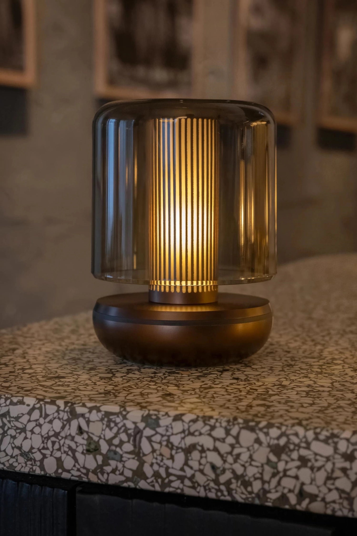 Elegante Tischleuchte Firefly in rauchiger Optik, Maße 11.8x8.6 cm, bronze, ideal für stimmungsvolle Beleuchtung und moderne Wohnräume.