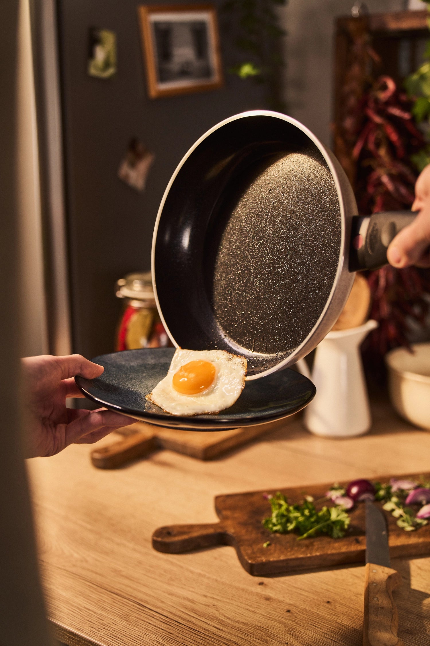 Elegante 28 cm Bratpfanne von Ballarini, perfekt für gleichmäßiges Braten, mit robustem Design und komfortablem Griff für müheloses Kochen.