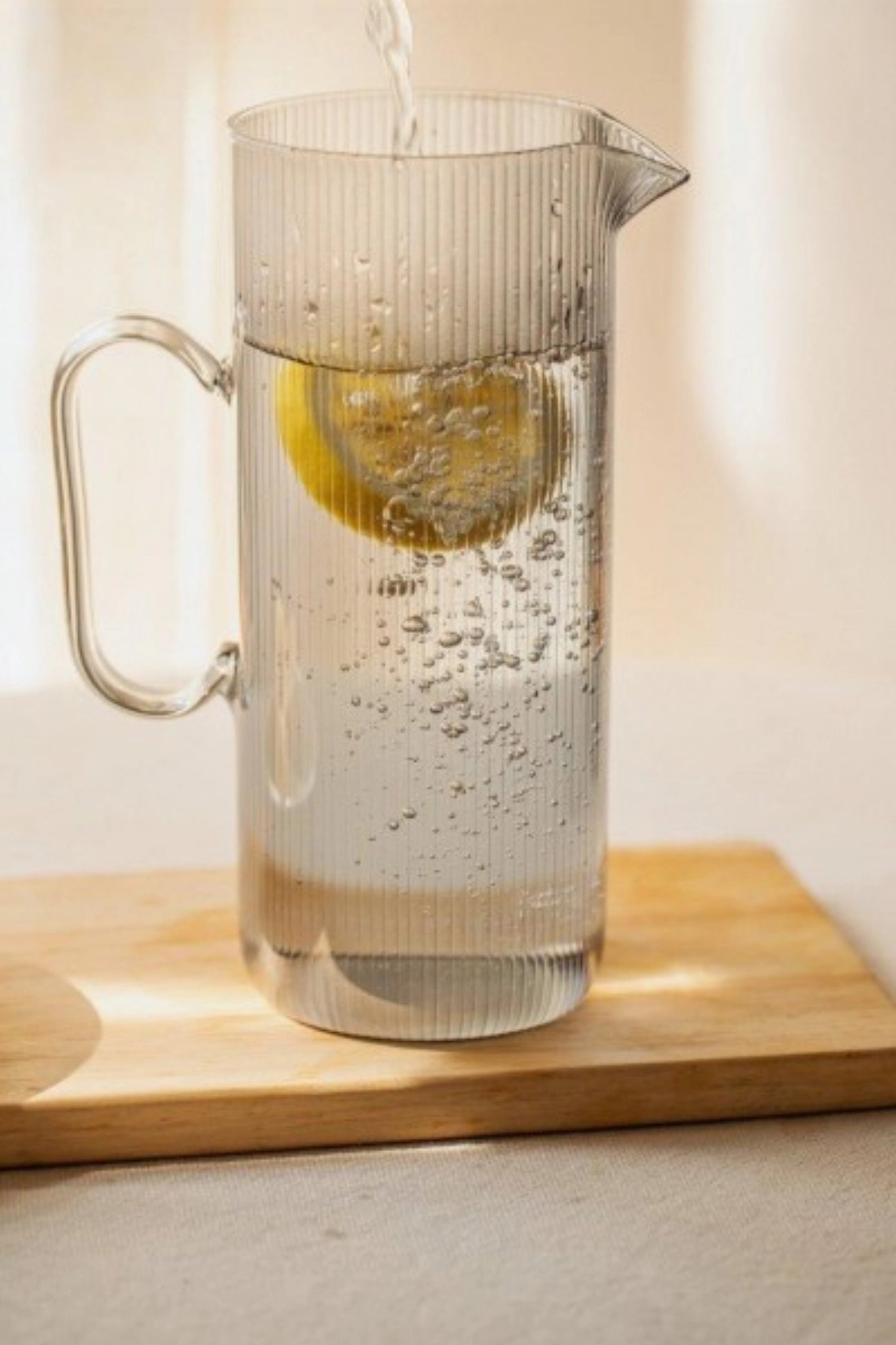 Elegante Karaffe aus robustem Borosilikatglas mit 1,2 l Fassungsvermögen, perfekt für die ansprechende Servierung von Wasser, Saft oder Wein.