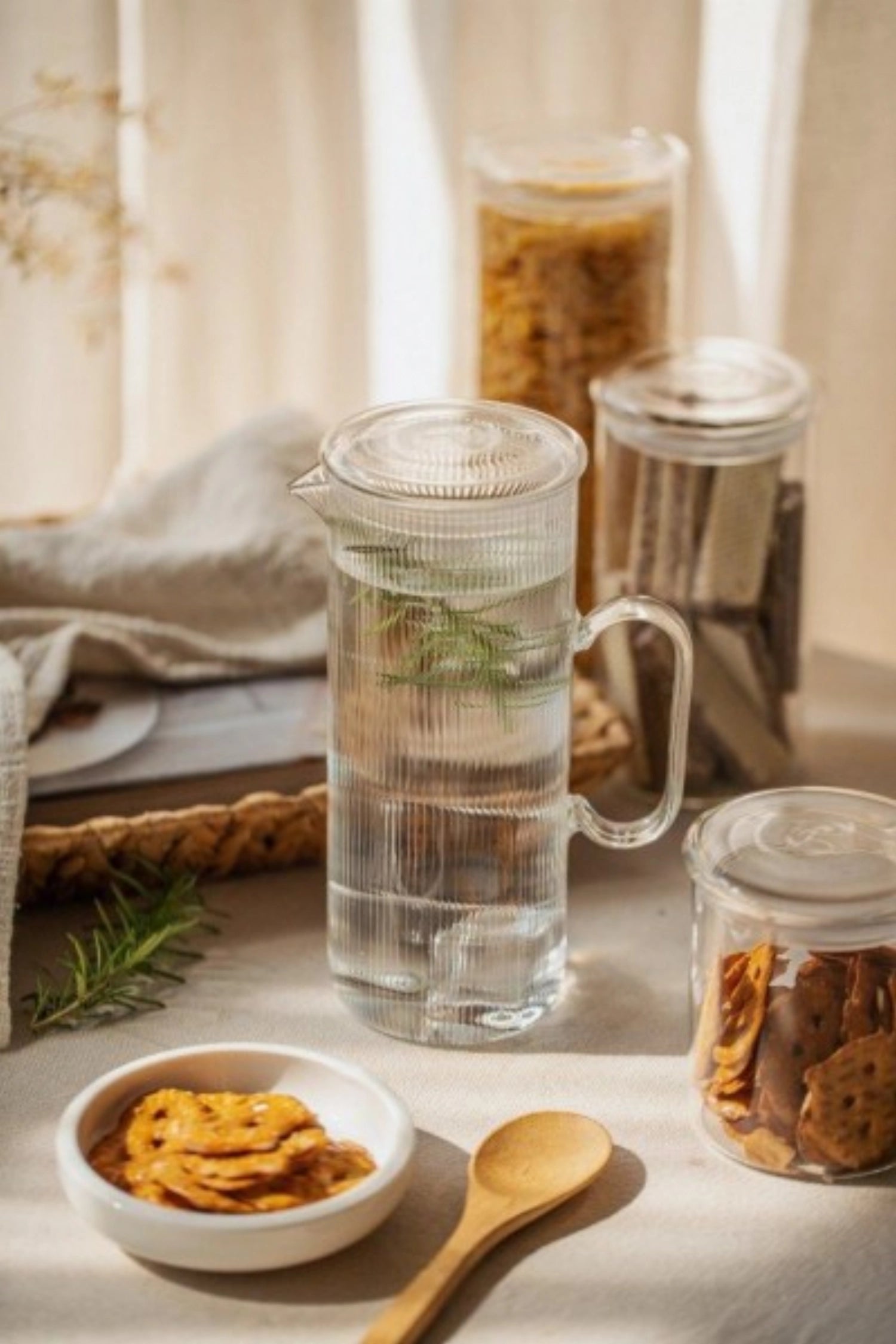 Stilvolle, transparente Karaffe aus Borosilikatglas mit 1,2 l Volumen, ideal für die stilvolle Präsentation von Getränken.