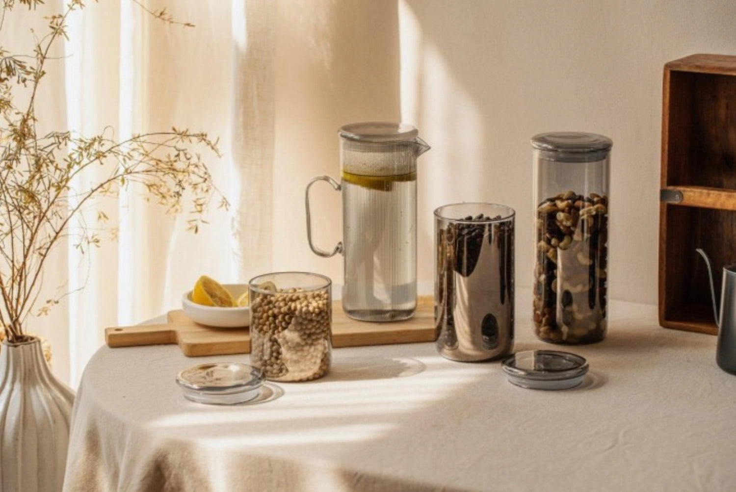 Elegante Karaffe aus grauem Borosilikatglas mit 1,2 l Fassungsvermögen, ideal für stilvolle Getränkepräsentation und modernes Tischdesign.