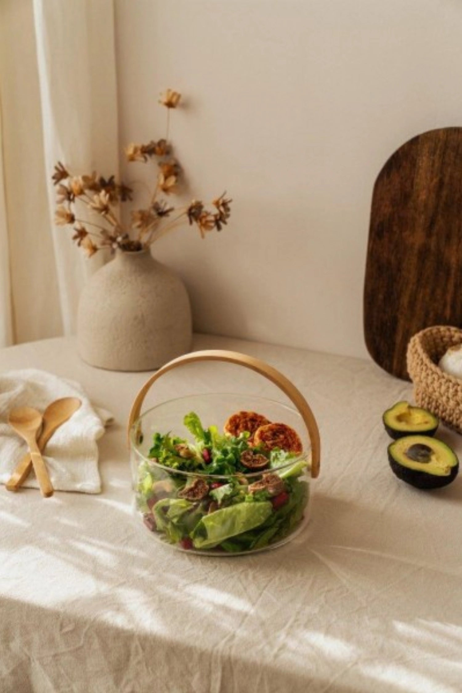 Stilvolle Servierschale mit Henkel in klarem Design von Nuts Innovations, ideal für das stilvolle Anrichten von Speisen und Snacks.