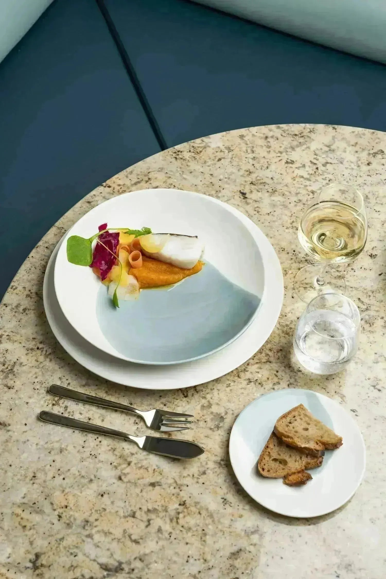 Flacher Teller Confluence von Revol, 26 cm, Fjord Alabaster Weiß, perfekt für elegantes Anrichten und modernes Tischdesign.