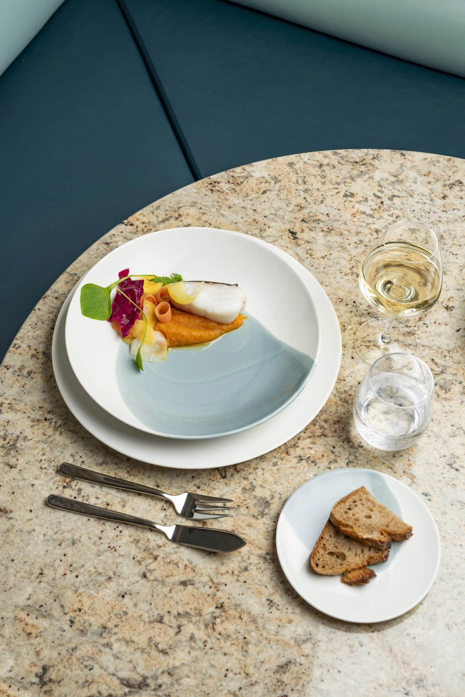 Hochwertiger Dessertteller aus Porzellan, 21,5 cm, in stilvollem Kokos-Alabaster-Weiß, perfekt für elegante Desserts.