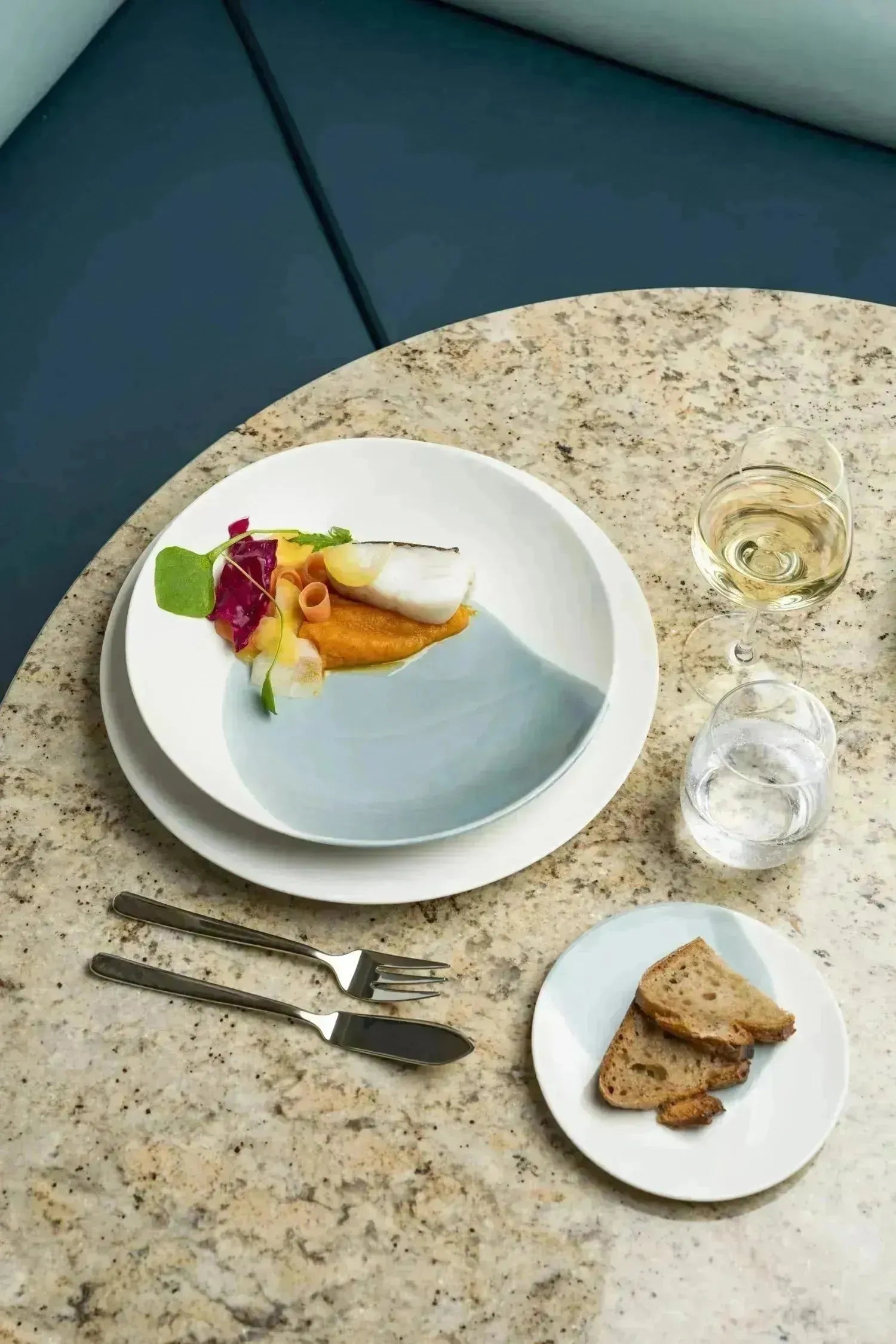 Dessertteller Confluence von Revol, 21,5 cm, Safran-Alabaster-Weiß, perfekt für elegante Tischdekoration und stilvolles Servieren.