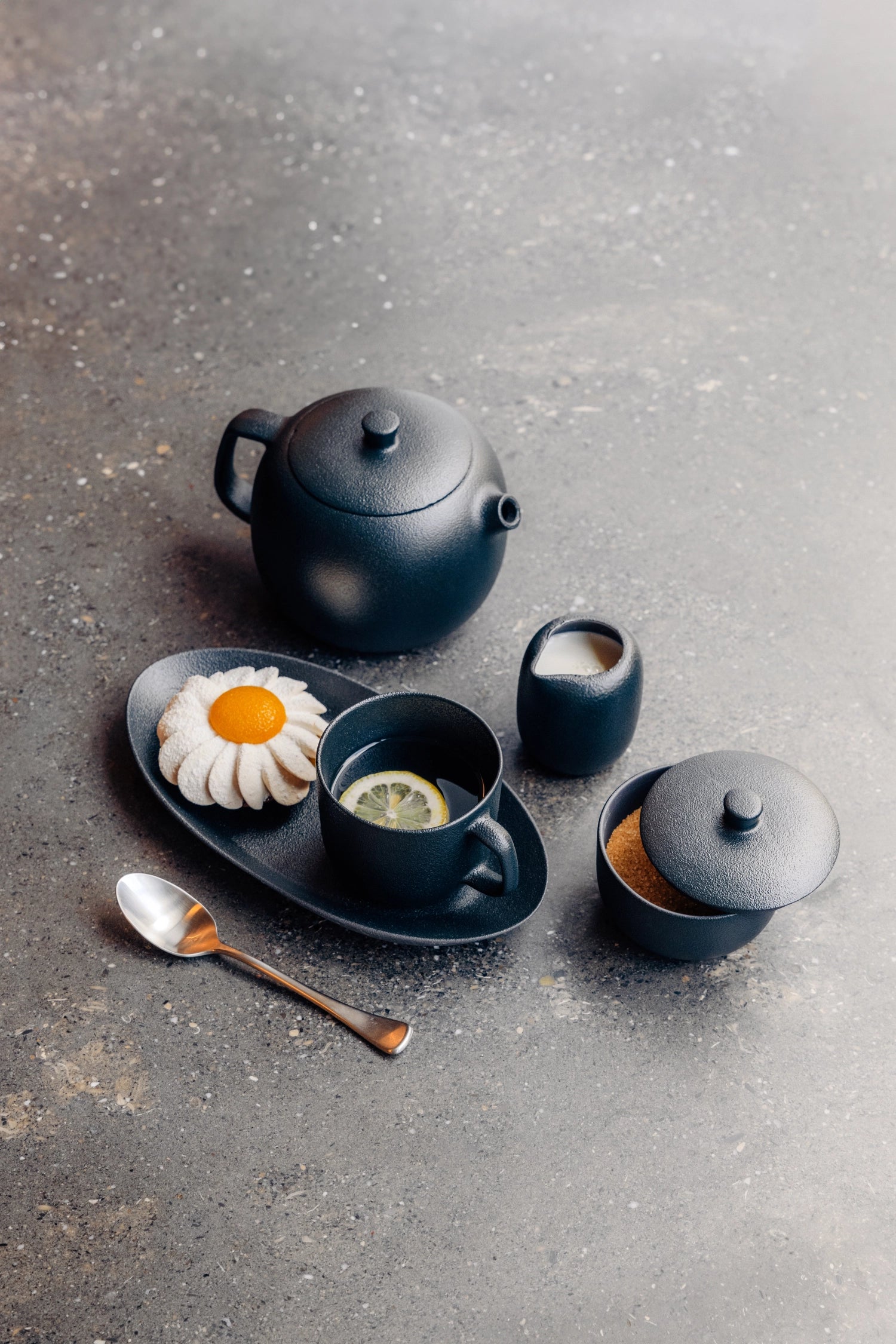 Elegante Espresso-Untertasse in Pfefferfarbe, Durchmesser 13 cm, ideal für stilvolle Kaffeemomente und harmonische Tischdekoration.