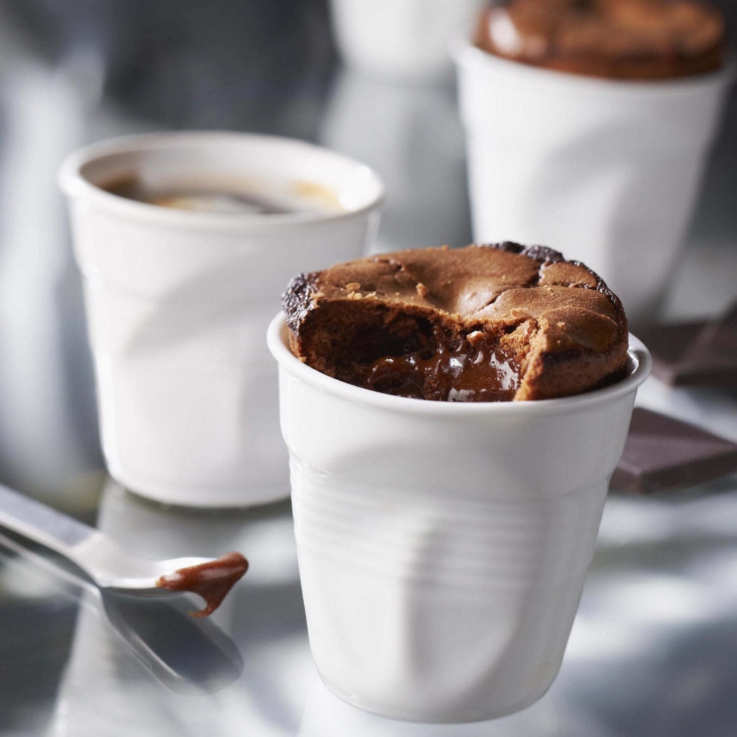 Froisse Knitterbecher für Cappuccino (18cl) in erdigen Farben, perfekt für entspannte Kaffeepausen und stilvolle Genussmomente.