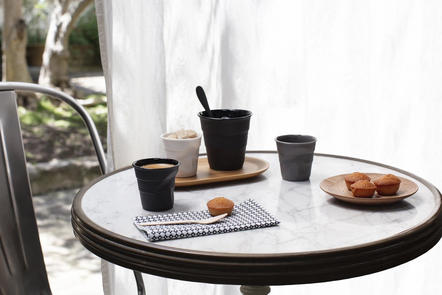 Eleganter Froisse Knitterbecher (18cl) in warmen Erdtönen, ideal für Cappuccino und stilvolle Kaffeegenüsse.