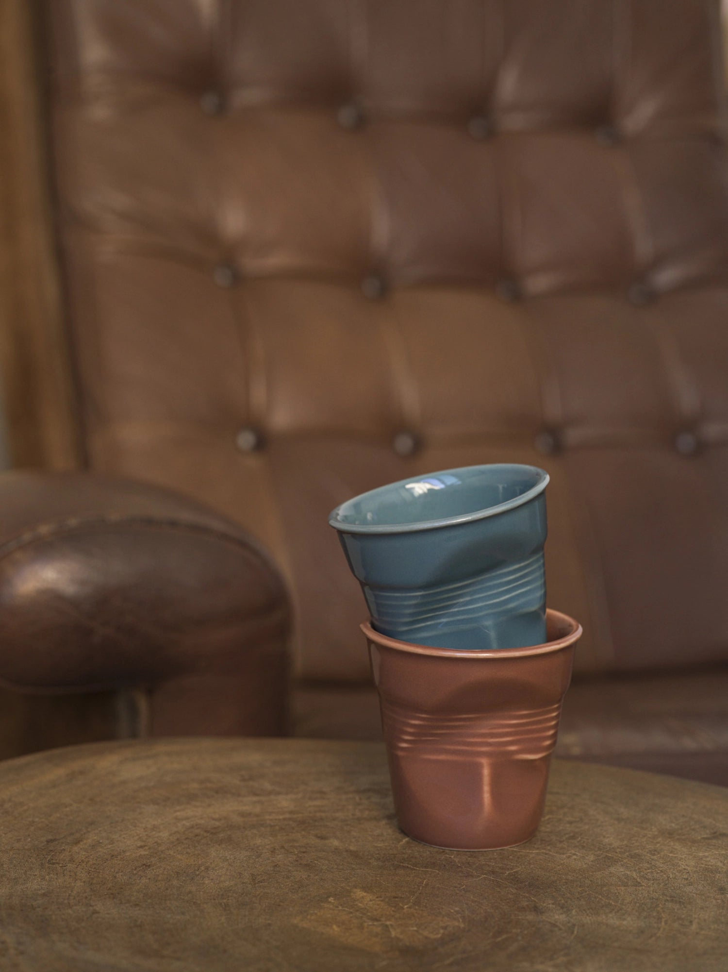Eleganter Froisse Knitterbecher für Espresso, 8cl, in einem warmen, erdigen Farbton – ideal für Kaffeeliebhaber und stilvolle Anlässe.
