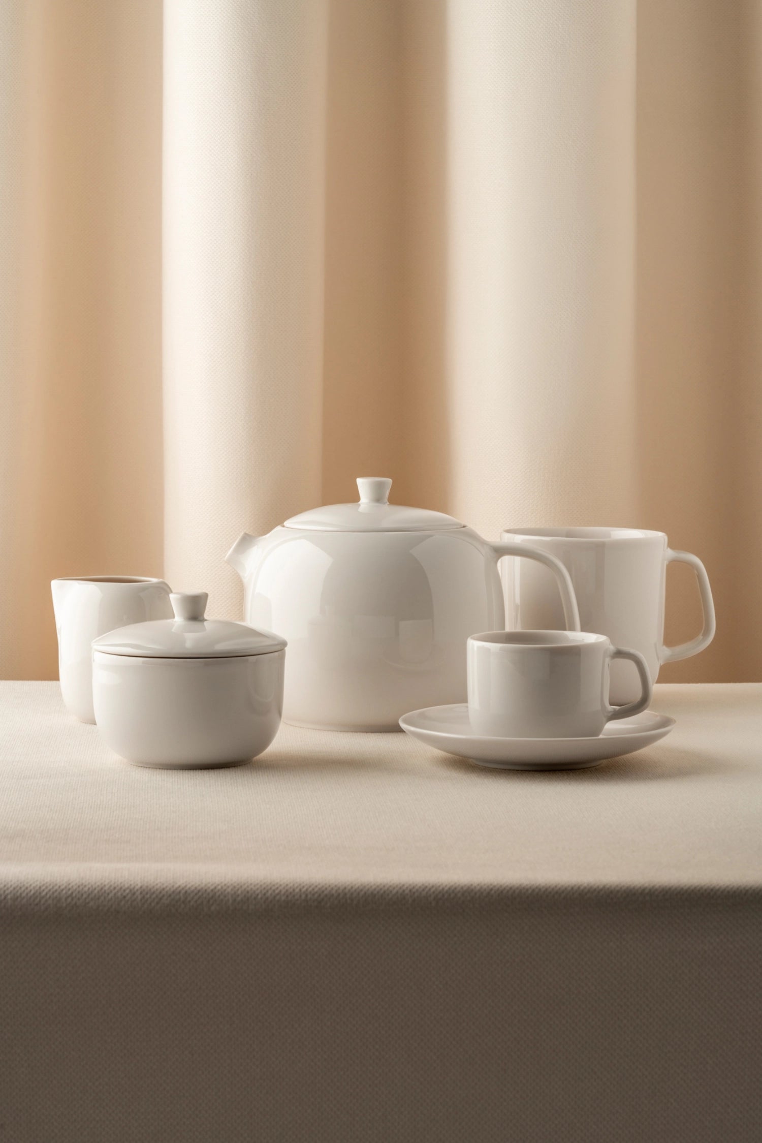 Eleganter Brotteller in alabasterweiß, 16 cm Durchmesser, ideal für stilvolle Anlässe und exquisite Tischgestaltung.