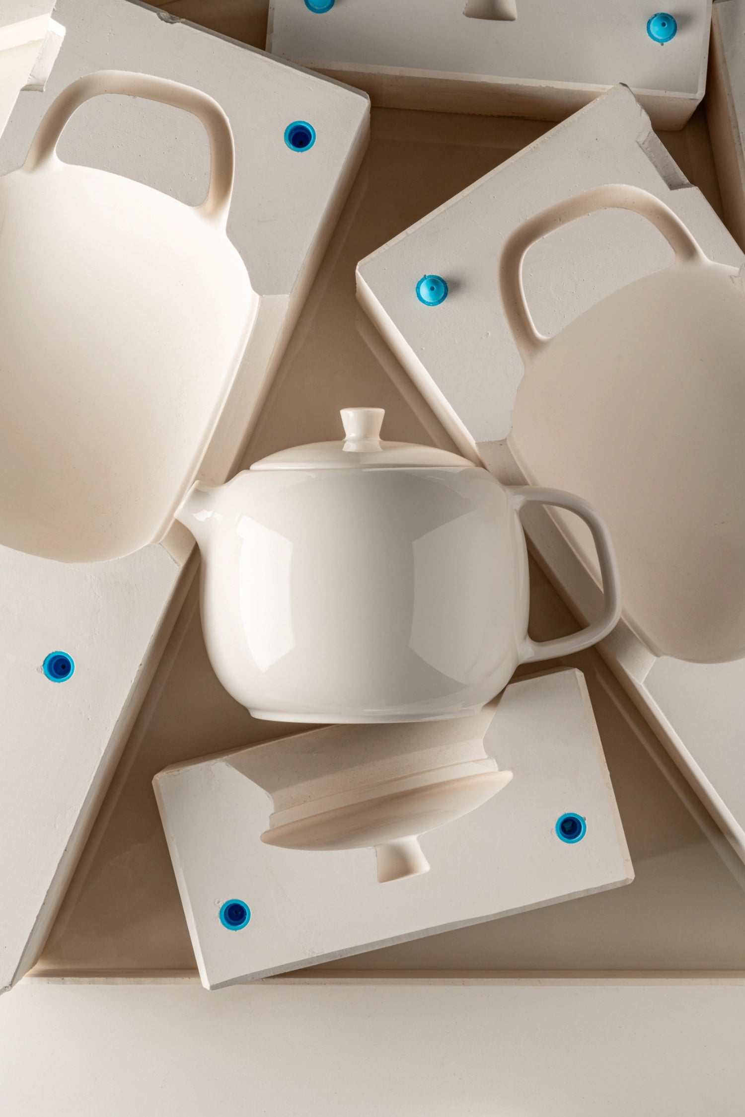 Präsentieren Sie Ihre Desserts stilvoll mit dem Madeleine Dessertteller D21.5cm H2.5cm in elegantem Alabasterweiß von Revol – perfekt für jeden Tisch!