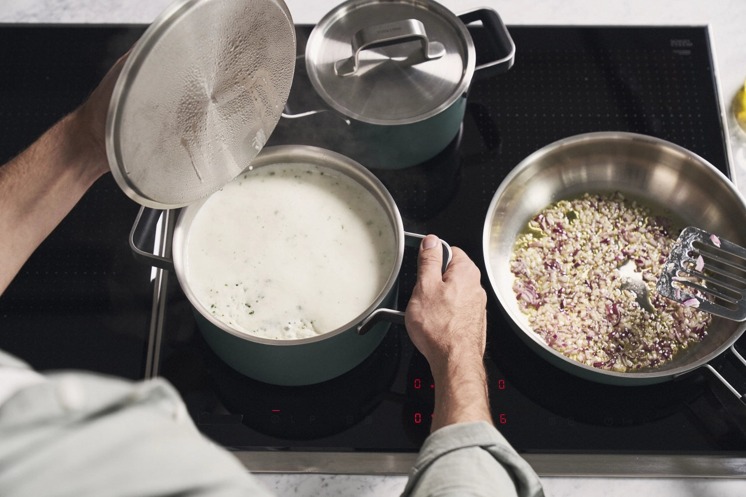 Elegantes 3-teiliges Kochtopfset von Zwilling in glänzendem Silber, perfekt für kreative Kochabenteuer und ansprechende Präsentation.