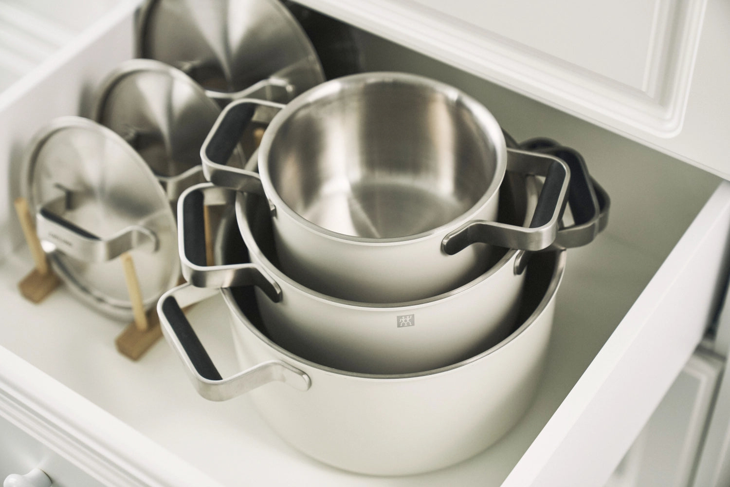 Elegantes 3-teiliges Kochtopfset in Elfenbeinweiß von Zwilling, perfekt für kreative Kochabenteuer und moderne Küchenästhetik.