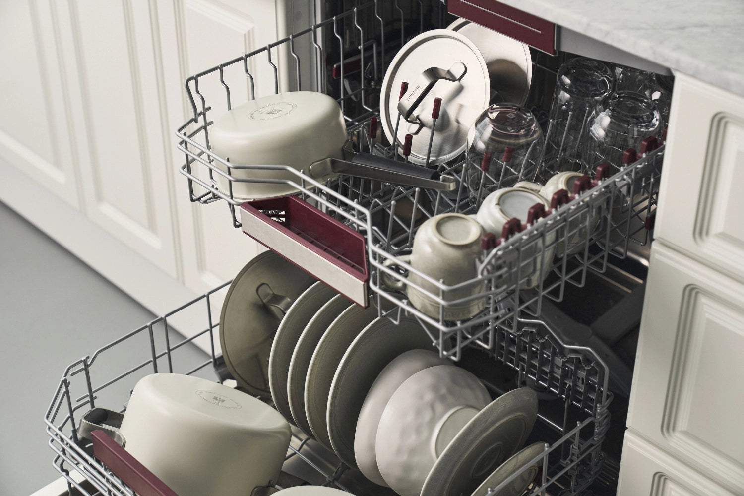 Elegantes 3-teiliges Kochtopfset in Elfenbeinweiß von Zwilling, perfekt für kreative Kochabenteuer und moderne Kücheneinrichtungen.