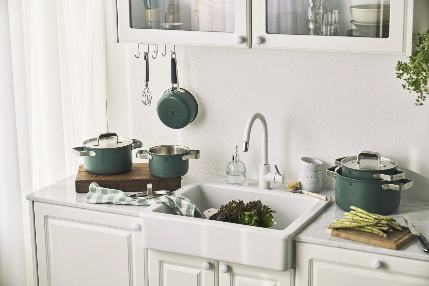 Elegantes 5-teiliges Kochtopfset in lebhaftem Grün von Zwilling, ideal für kreative Kochabenteuer und stilvolle Kücheneinrichtungen.