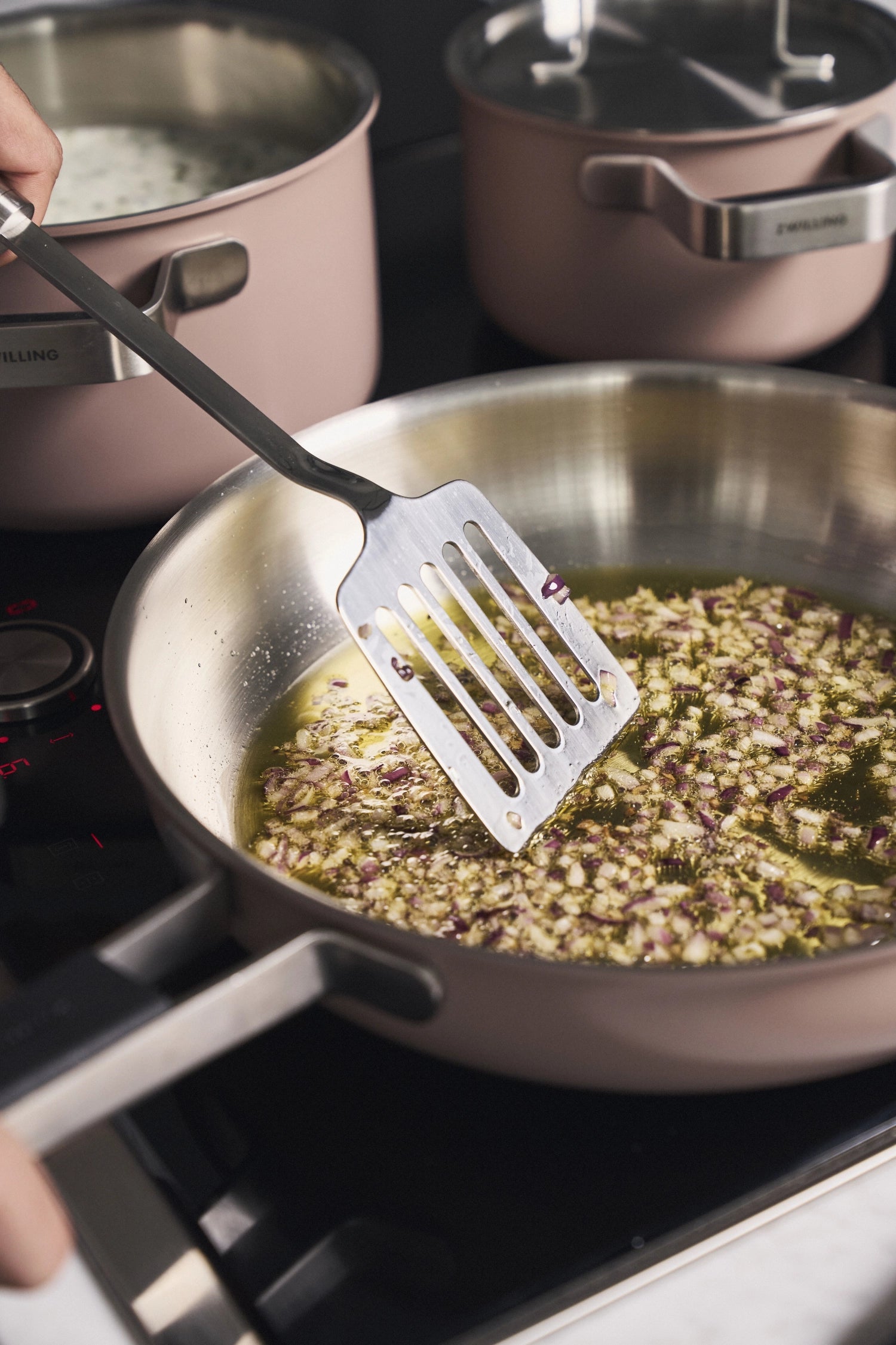 Elegantes 5-teiliges Kochgeschirrset in zartem Rosa von Zwilling, ideal für stilbewusste Köche und kreative Küchen. Hochwertige Verarbeitung.