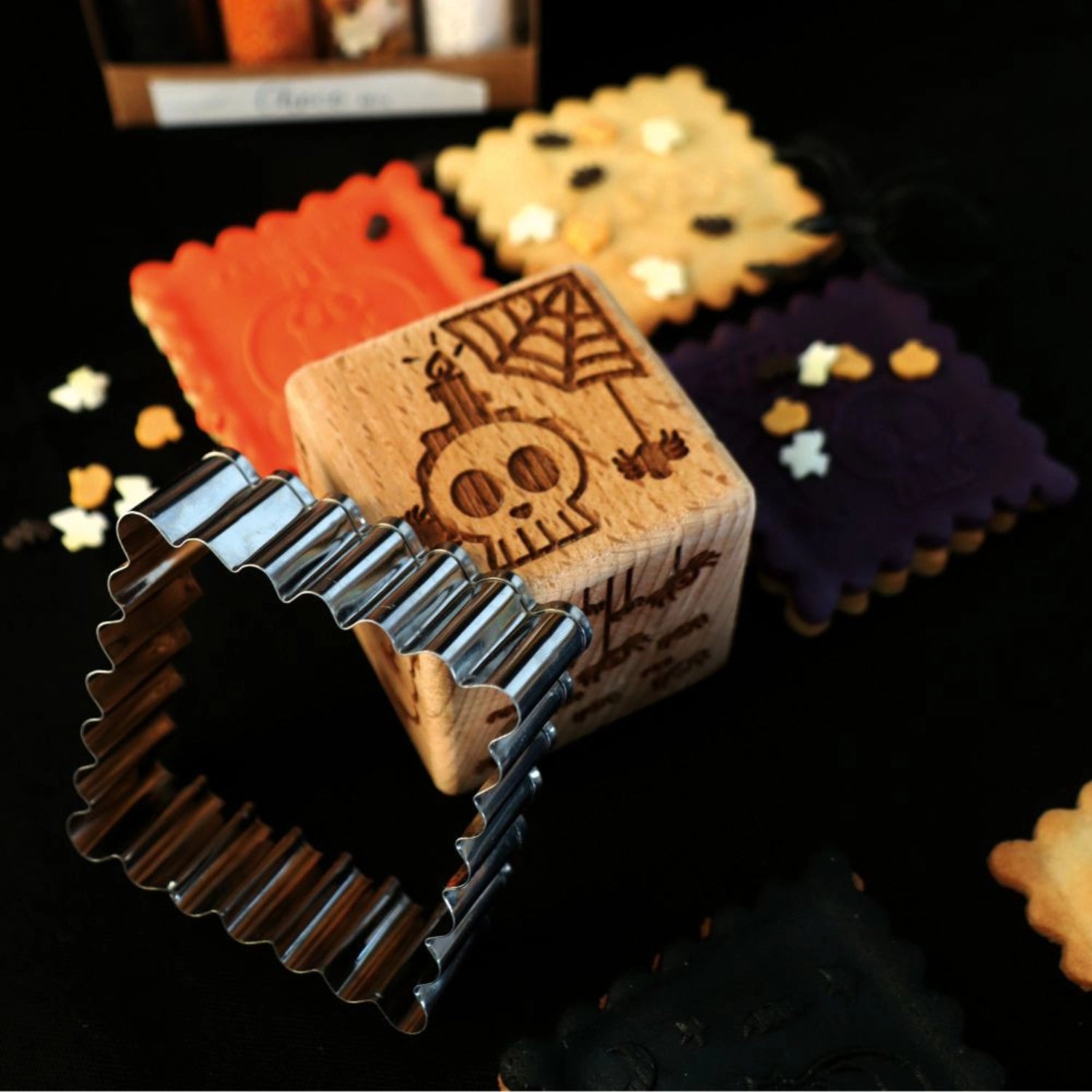 Kreativer Ausstecher mit Würfelstempel für Halloween-Kekse von Scrap Cooking. Perfekt für schaurige Backprojekte und festliche Anlässe.