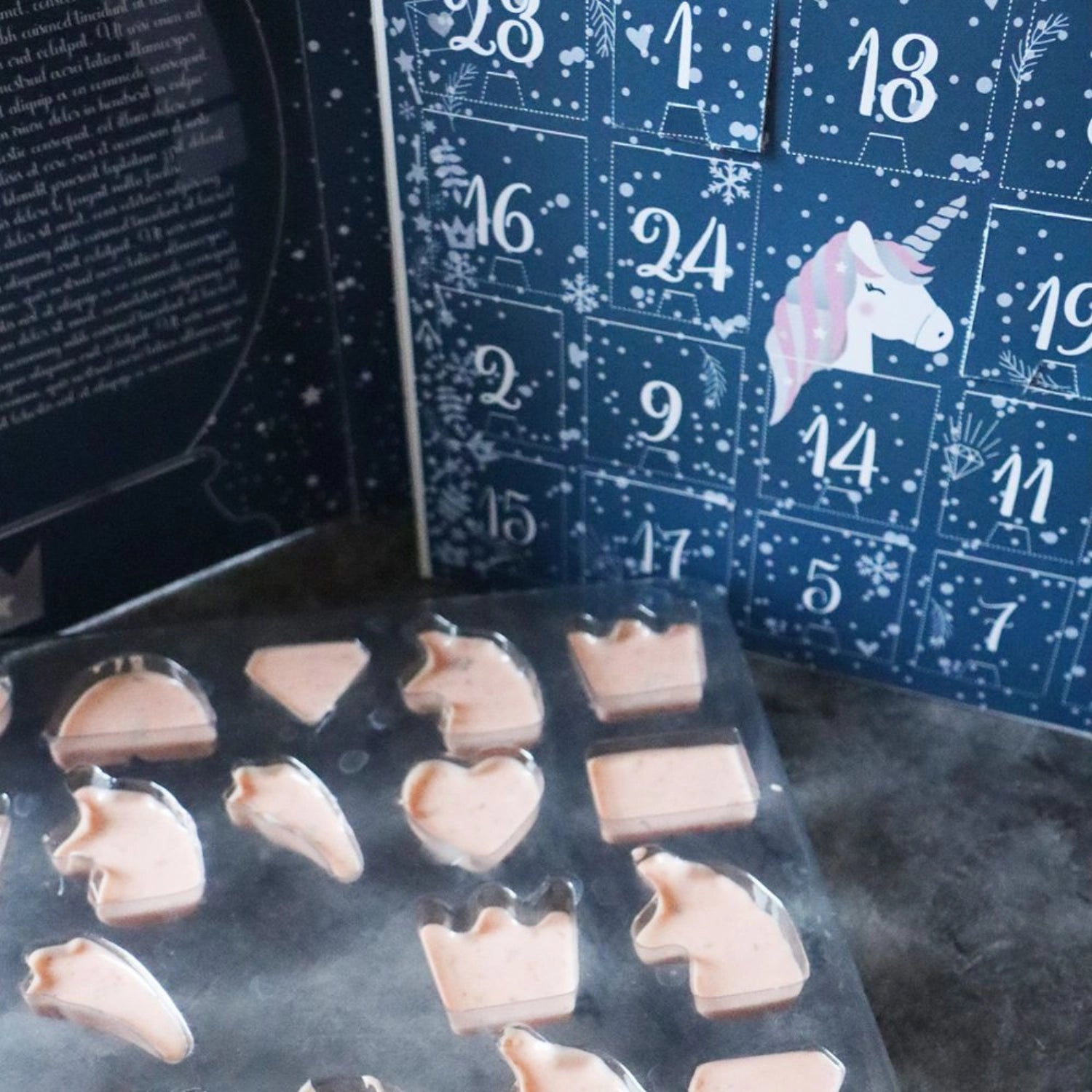 Entdecke den zauberhaften Adventskalender mit Einhorn-Schokogiessformen von Scrap Cooking – ideal für festliche Backideen und süße Überraschungen.