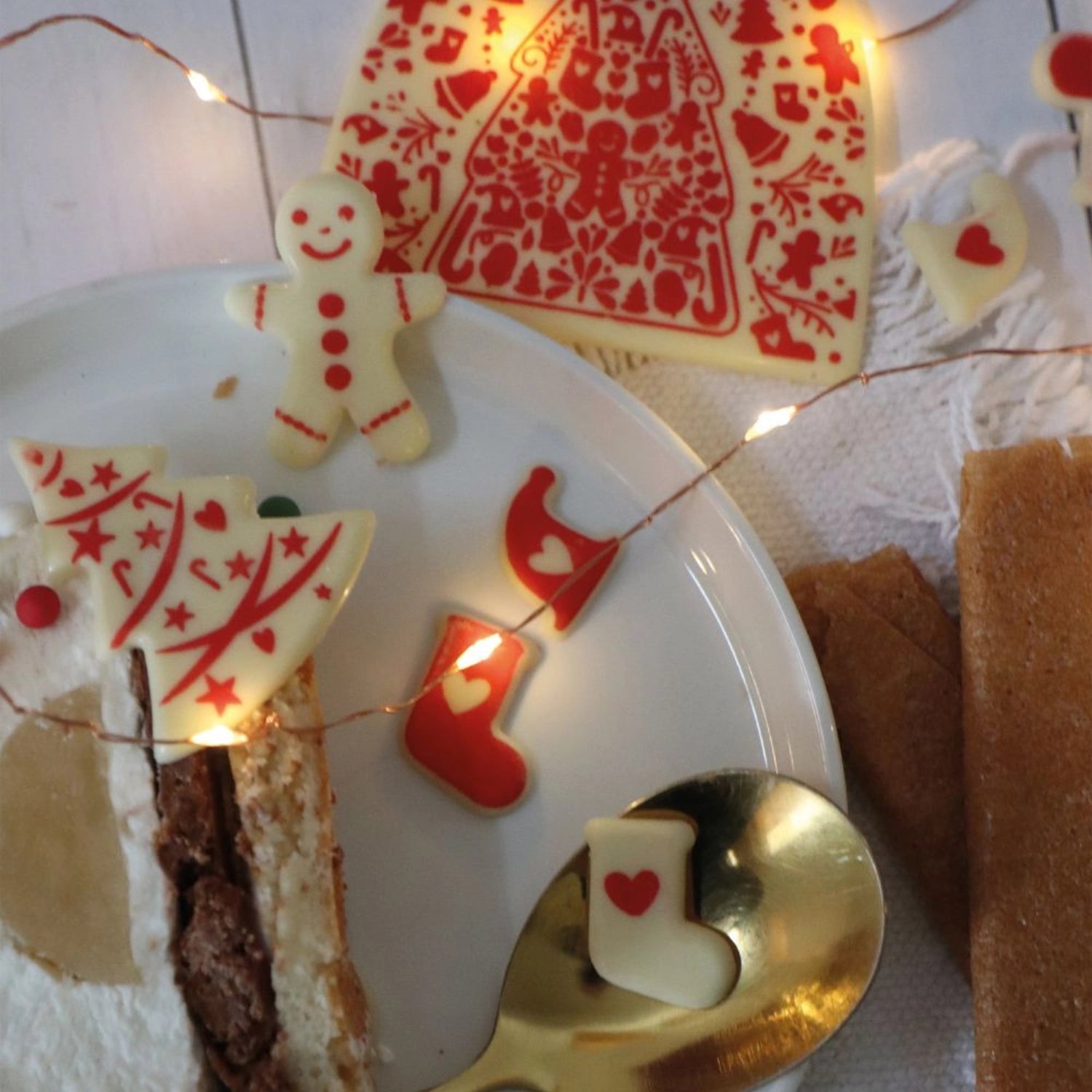 Festliche rote Rouladen Endkappe mit köstlichem Schokogeschmack, ideal für Weihnachtsleckereien und kreative Backprojekte von Scrap Cooking.