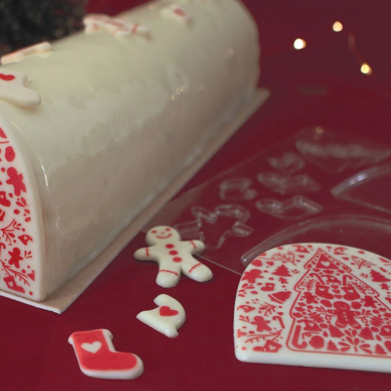 Leckere rote Rouladen Endkappe mit schokoladigem Geschmack, perfekt für festliche Weihnachtsgebäcke und kreative Dessertideen von Scrap Cooking.