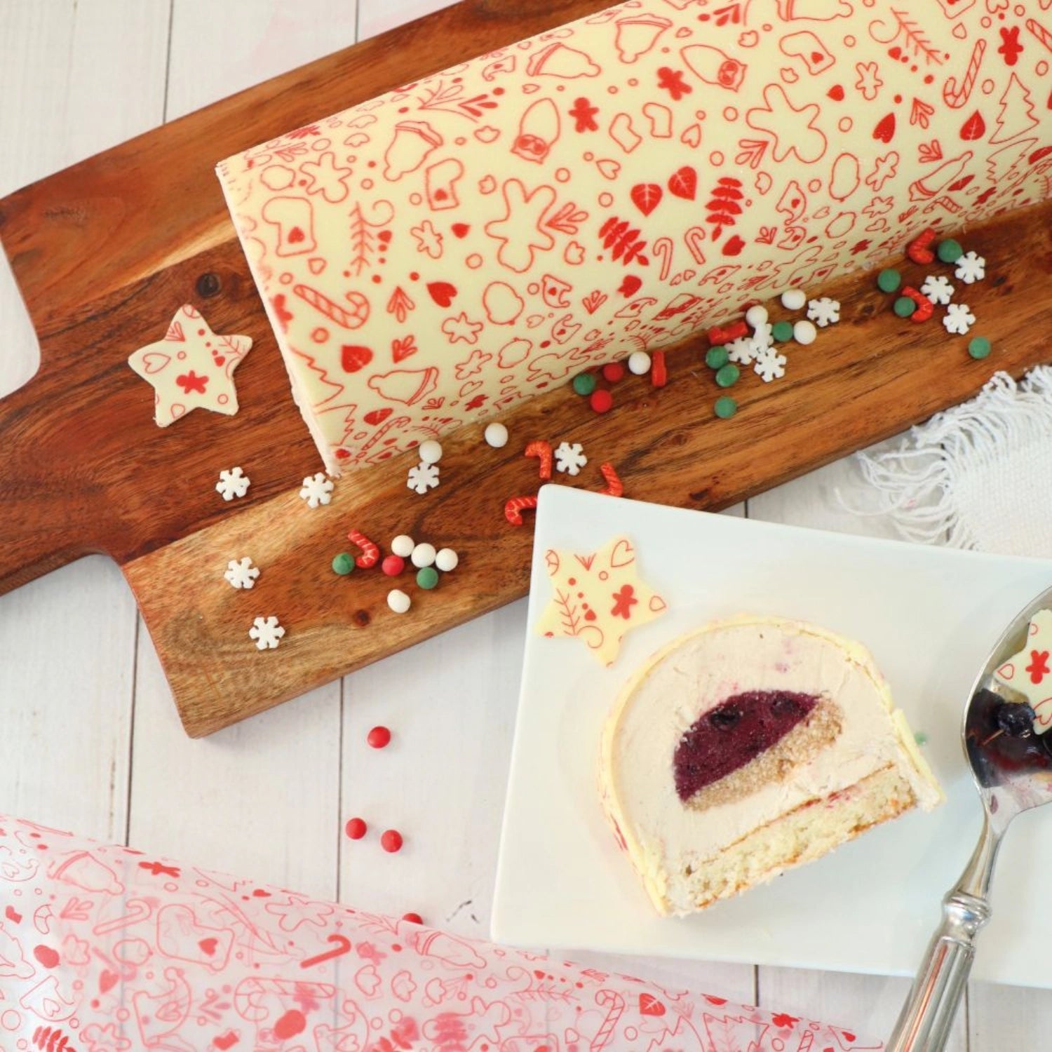 Zwei rote Transferbögen mit Weihnachtsmotiven, perfekt zum Dekorieren von Süßigkeiten und Gebäck mit schokoladigem Geschmack.