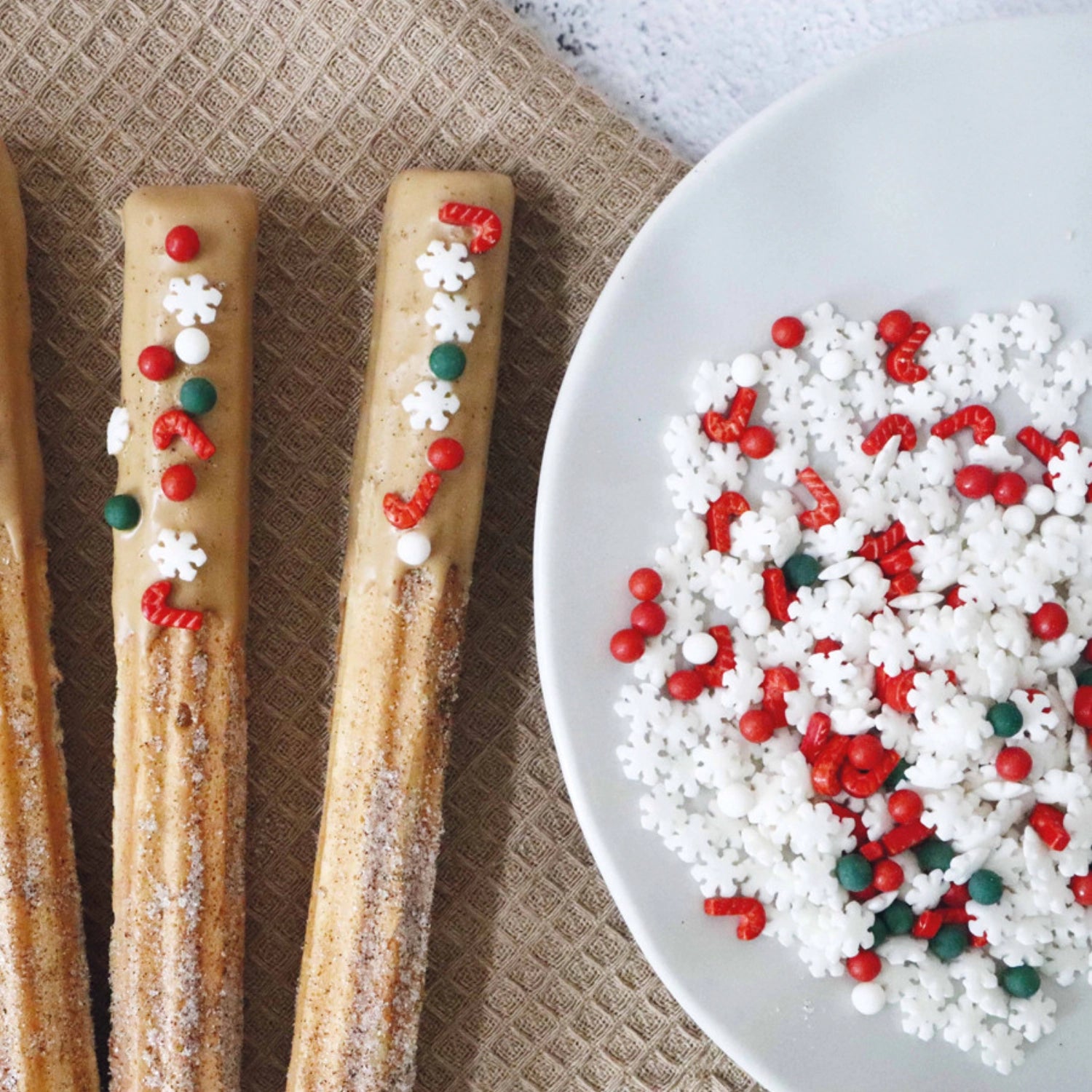 Bunte Zuckerstreusel Weihnachten in einer 46g Packung von Scrap Cooking, perfekt zum Dekorieren von Weihnachtsgebäck und festlichen Desserts.