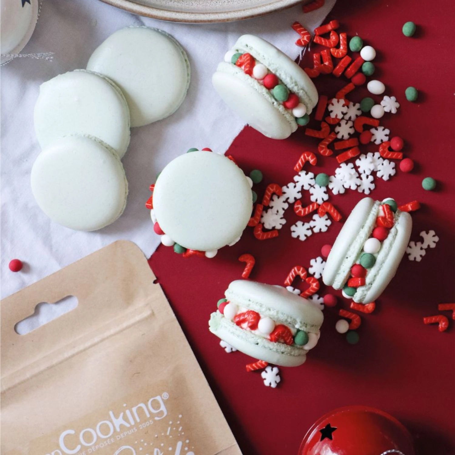 Bunte Zuckerstreusel für die Weihnachtszeit in einer 46g Packung von Scrap Cooking, perfekt zum Dekorieren von Plätzchen und Desserts.