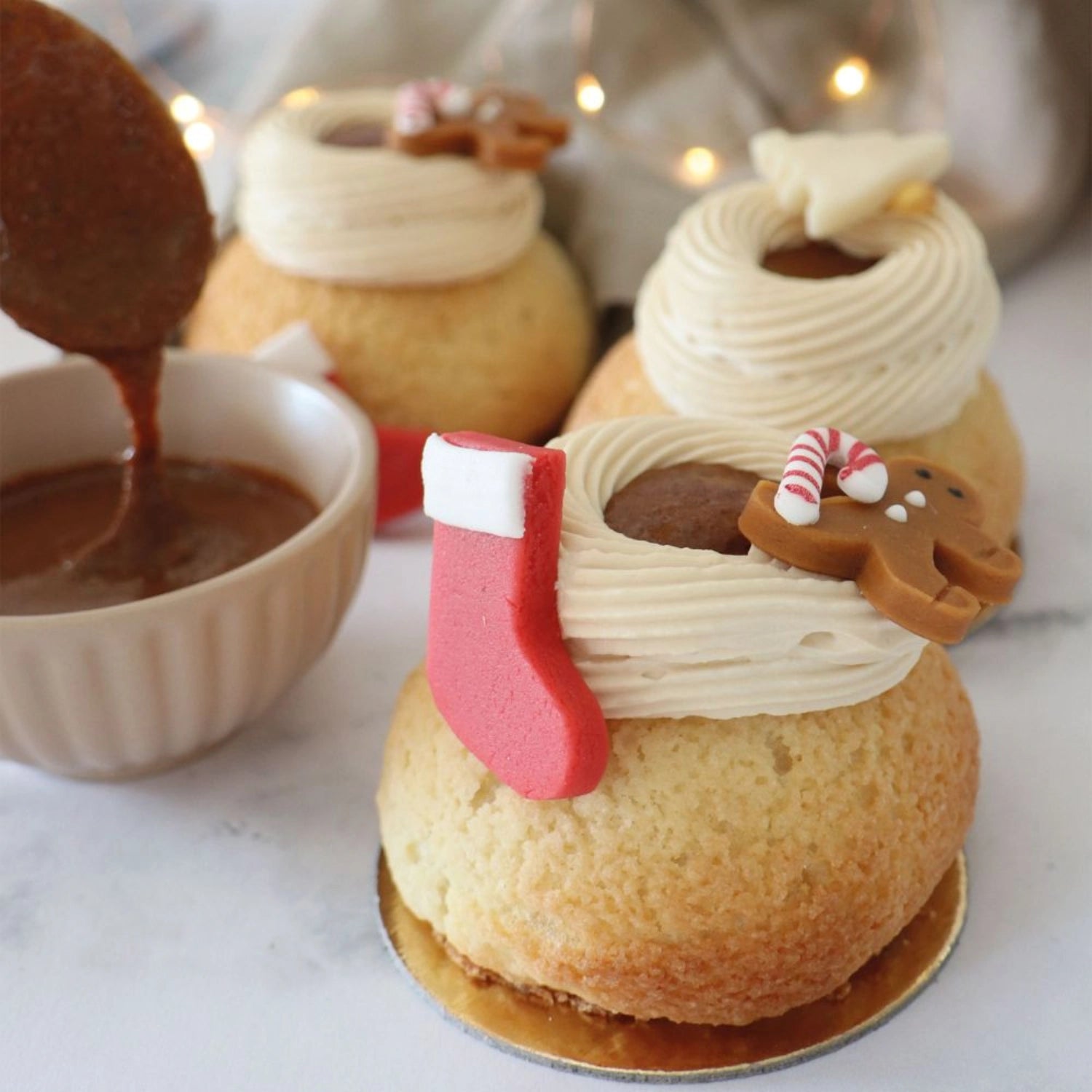 Bunte Marzipanfiguren für die Weihnachtszeit in einer 33g Packung von Scrap Cooking, ideal zum Verzieren von Plätzchen und Torten.