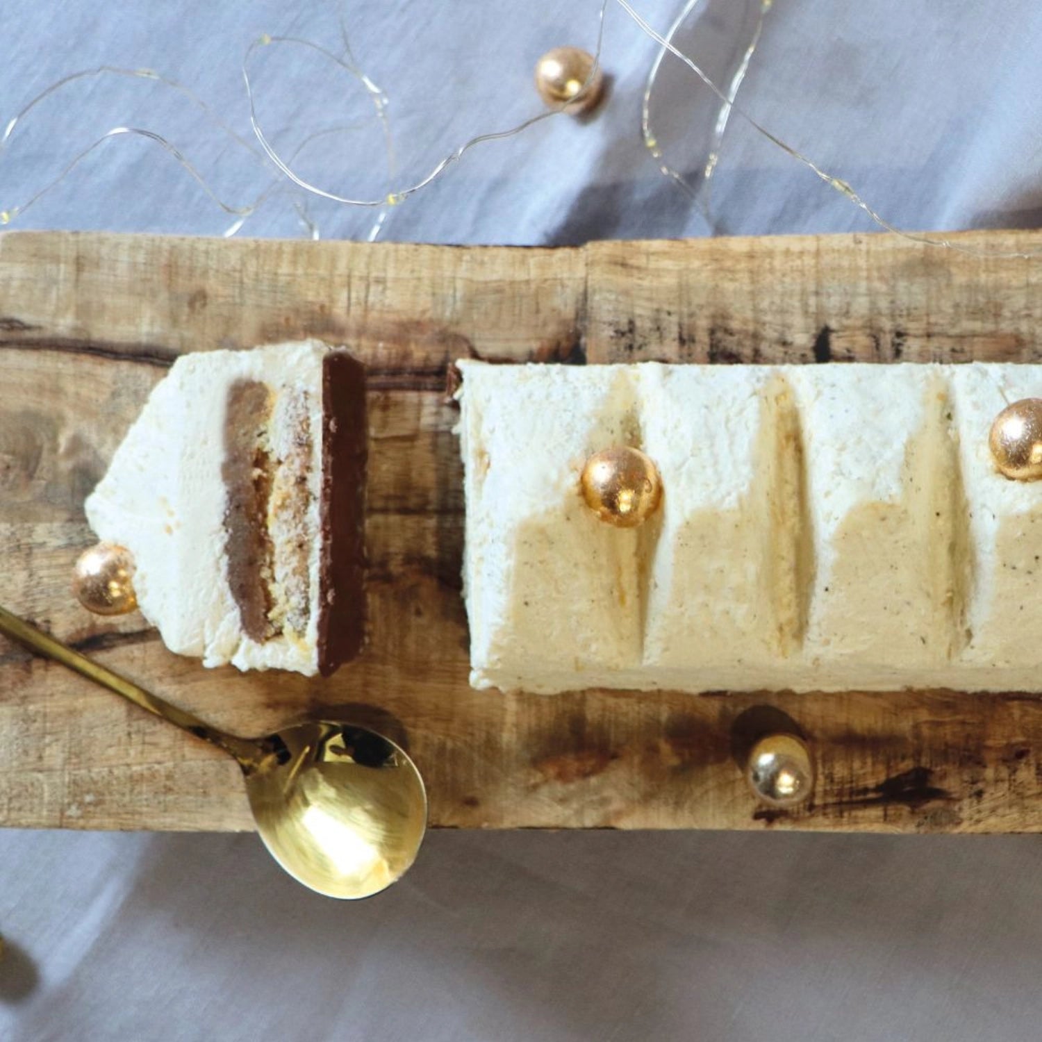Zwei stilvolle Bûche Royale Backformen von Scrap Cooking, ideal für kreative und festliche Backprojekte.