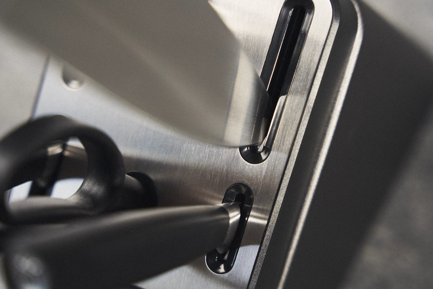 Eleganter 7tlg. Messerblock in Silber von Zwilling, der selbstschärfende Messer bietet und ideal für präzise Schneidarbeiten in der Küche ist.
