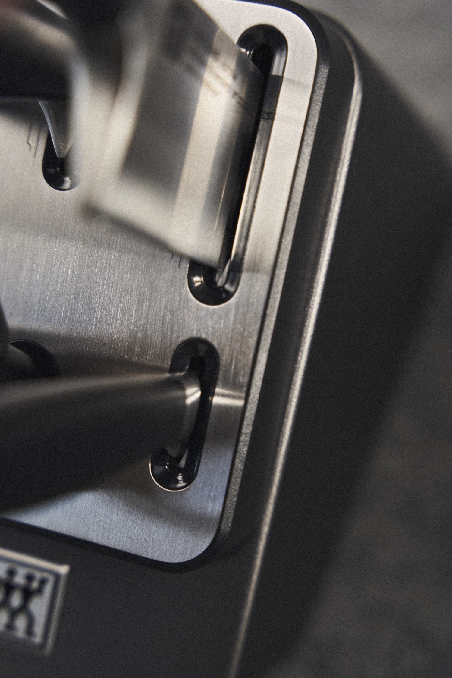 Eleganter 7-teiliger Messerblock in Silber von Zwilling, der selbstschärfende Messer bietet und für eine effiziente Küchenarbeit sorgt.