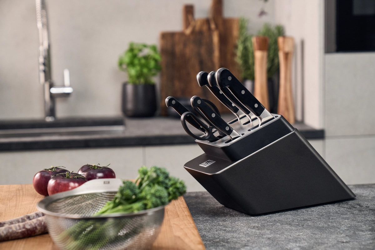 7tlg. Pro Selbstschärfender Messerblock in Grau präsentiert im Onlineshop von KAQTU Design AG. Messerblock ist von Zwilling