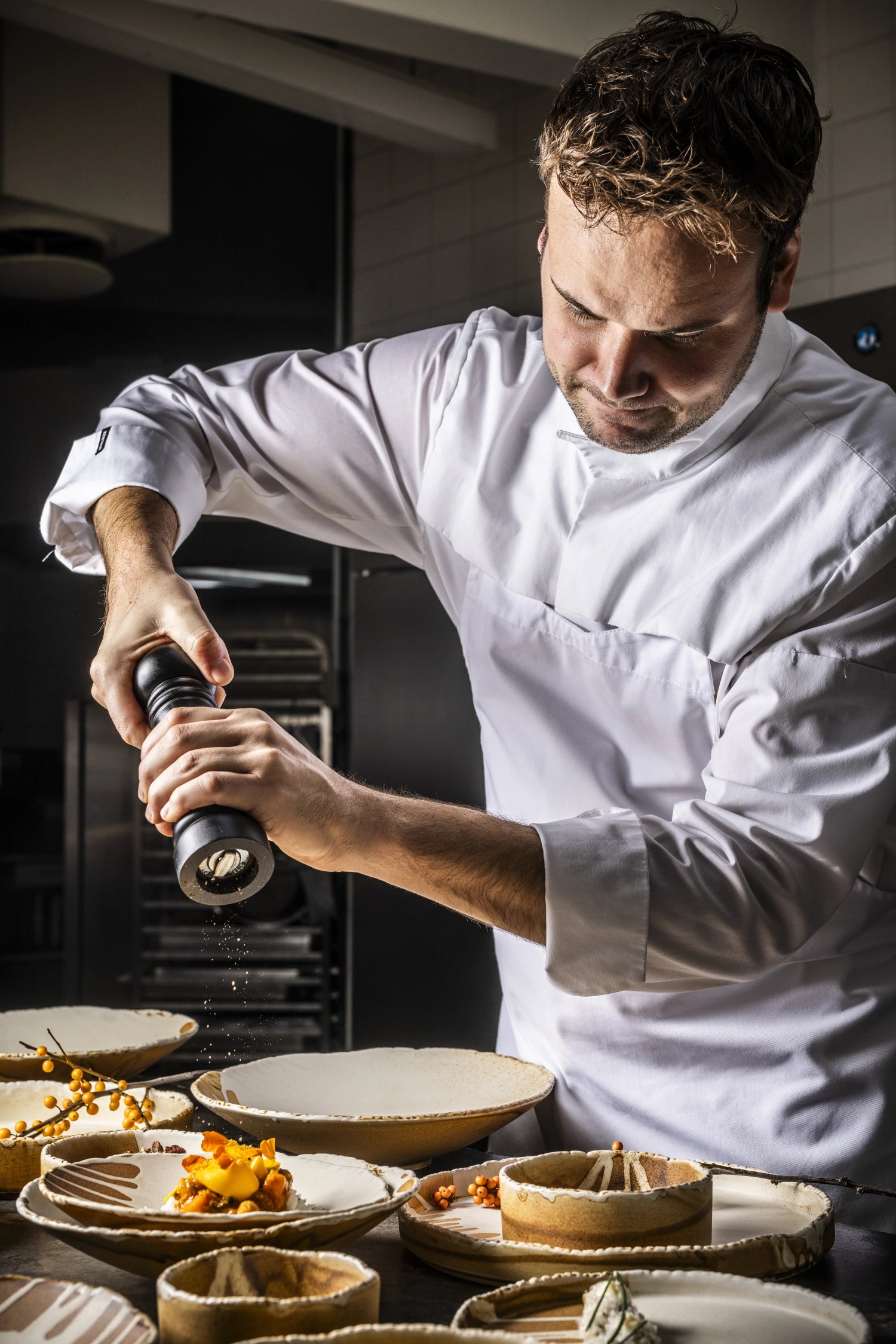 Eleganter, tiefen Teller von Bonna mit 24 cm Durchmesser, ideal für Suppen, Pasta und kreative Präsentationen.