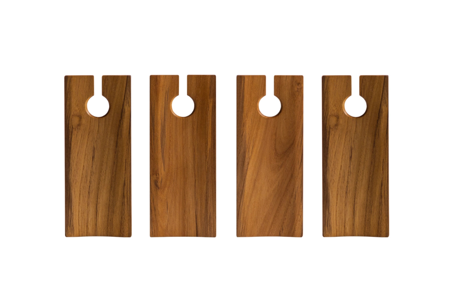 Stilvolles 4er Set aus hochwertigem Teakholz, ideal für die ansprechende Präsentation von Weingläsern und Canapés bei besonderen Anlässen.