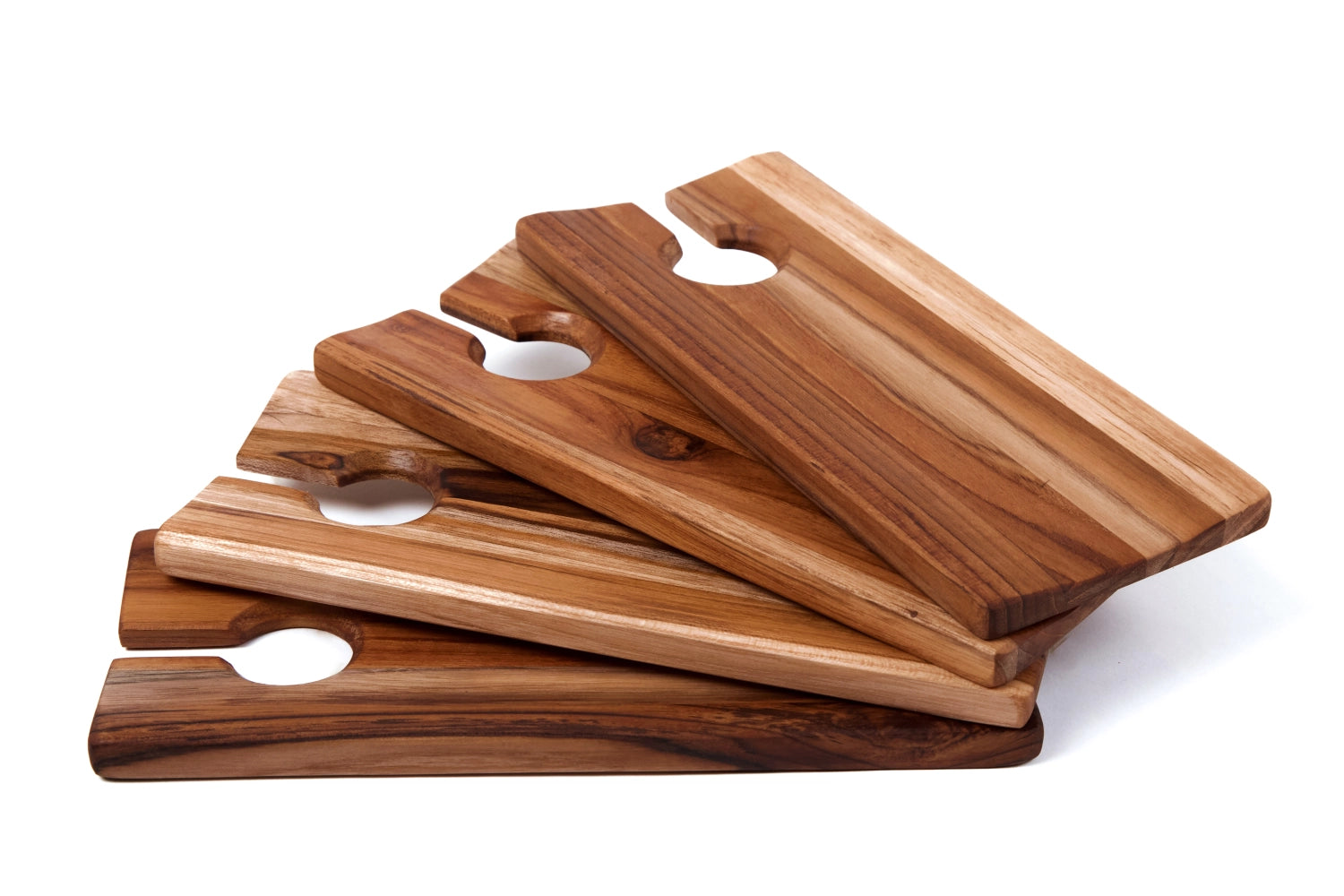 Praktisches 4er Set aus hochwertigem Teakholz, ideal für die ansprechende Präsentation von Weingläsern und Canapés bei besonderen Anlässen.