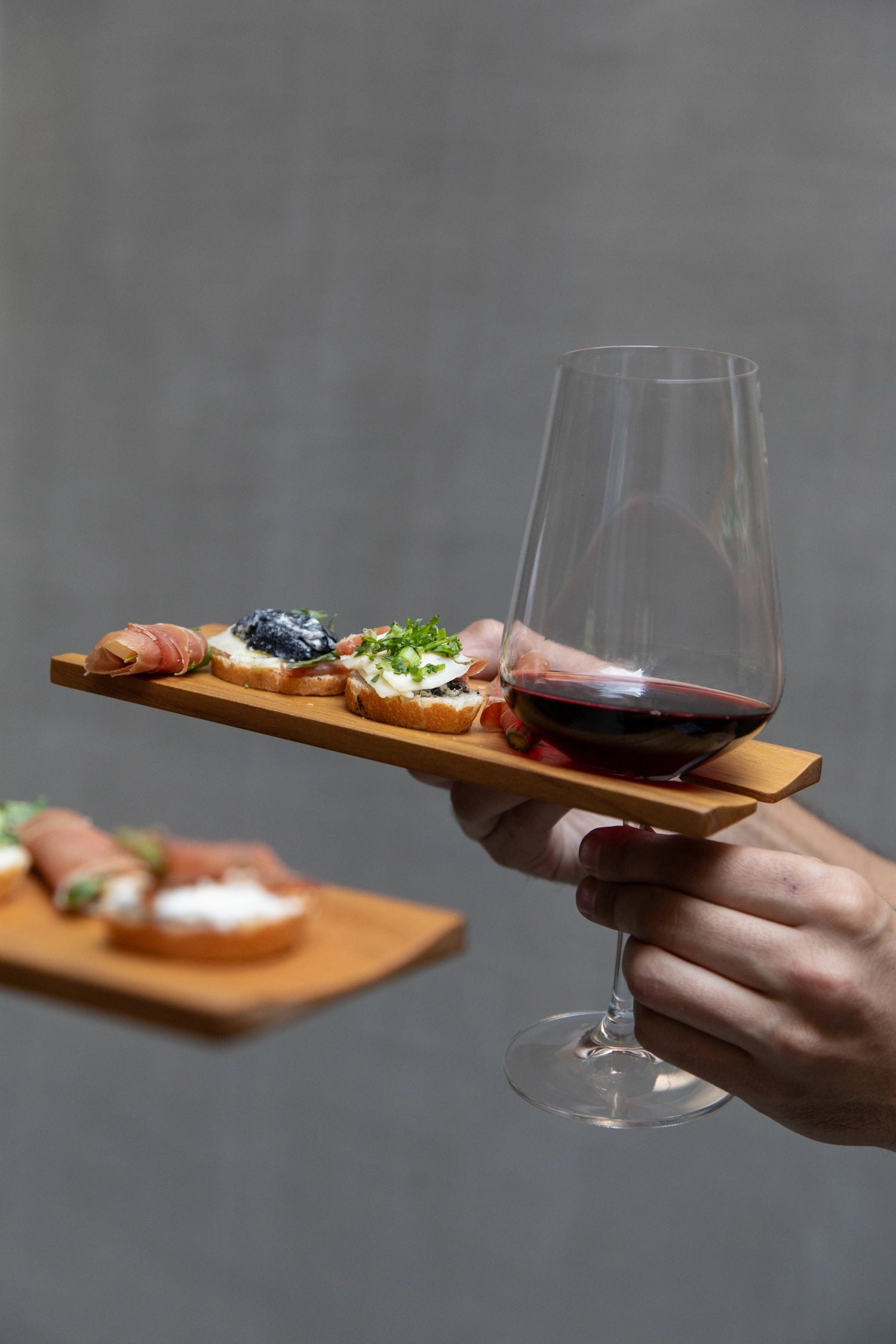 Elegantes 4er Set Bistro Cateringplatten aus hochwertigem Teakholz, ideal für Weingläser und Canapés, perfekt für stilvolle Anlässe.