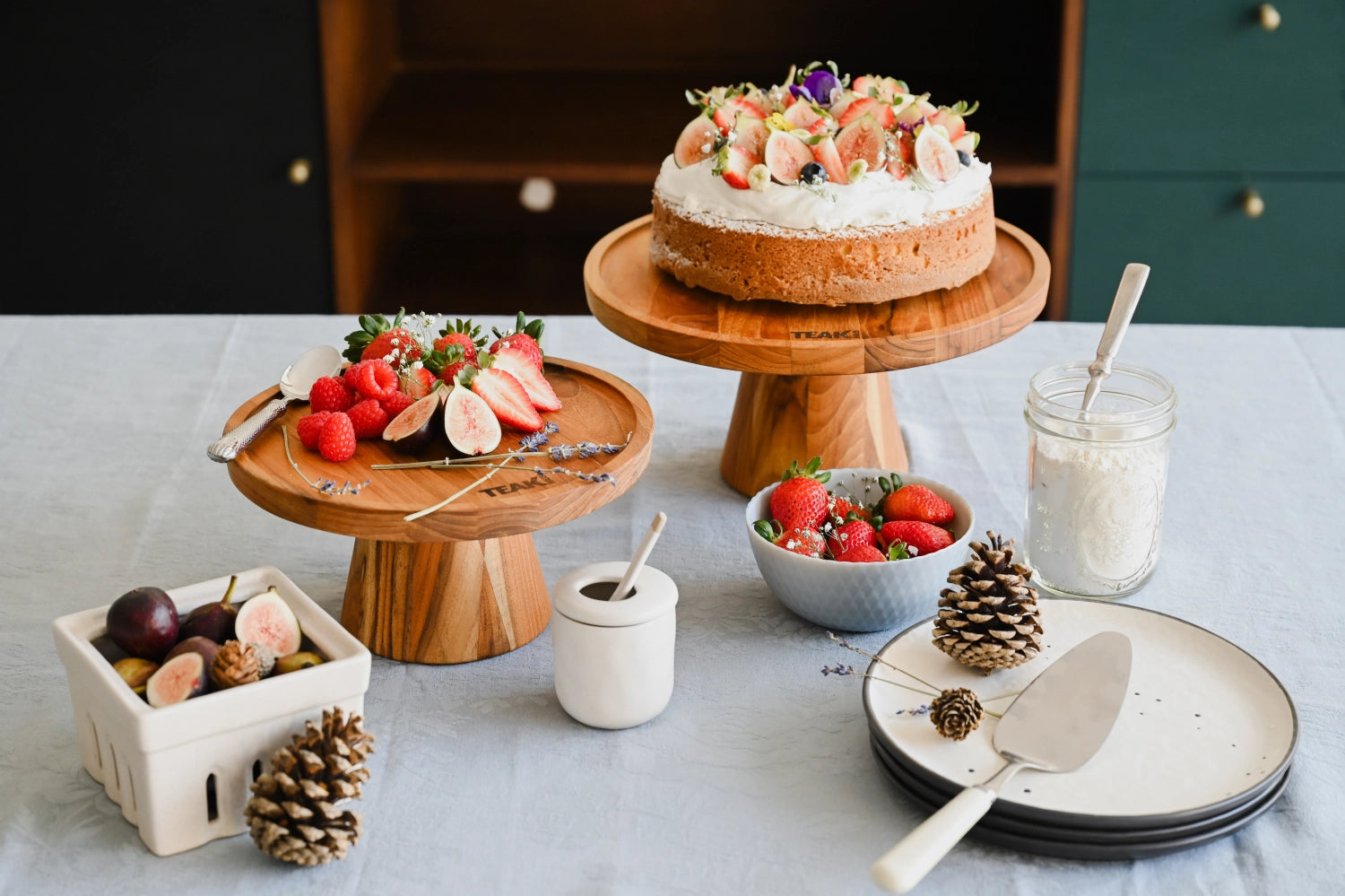 Elegante Bistro Tortenplatte aus hochwertigem Teakholz, ideal für die stilvolle Präsentation von Torten und Desserts, Durchmesser 24 cm, Höhe 10 cm.