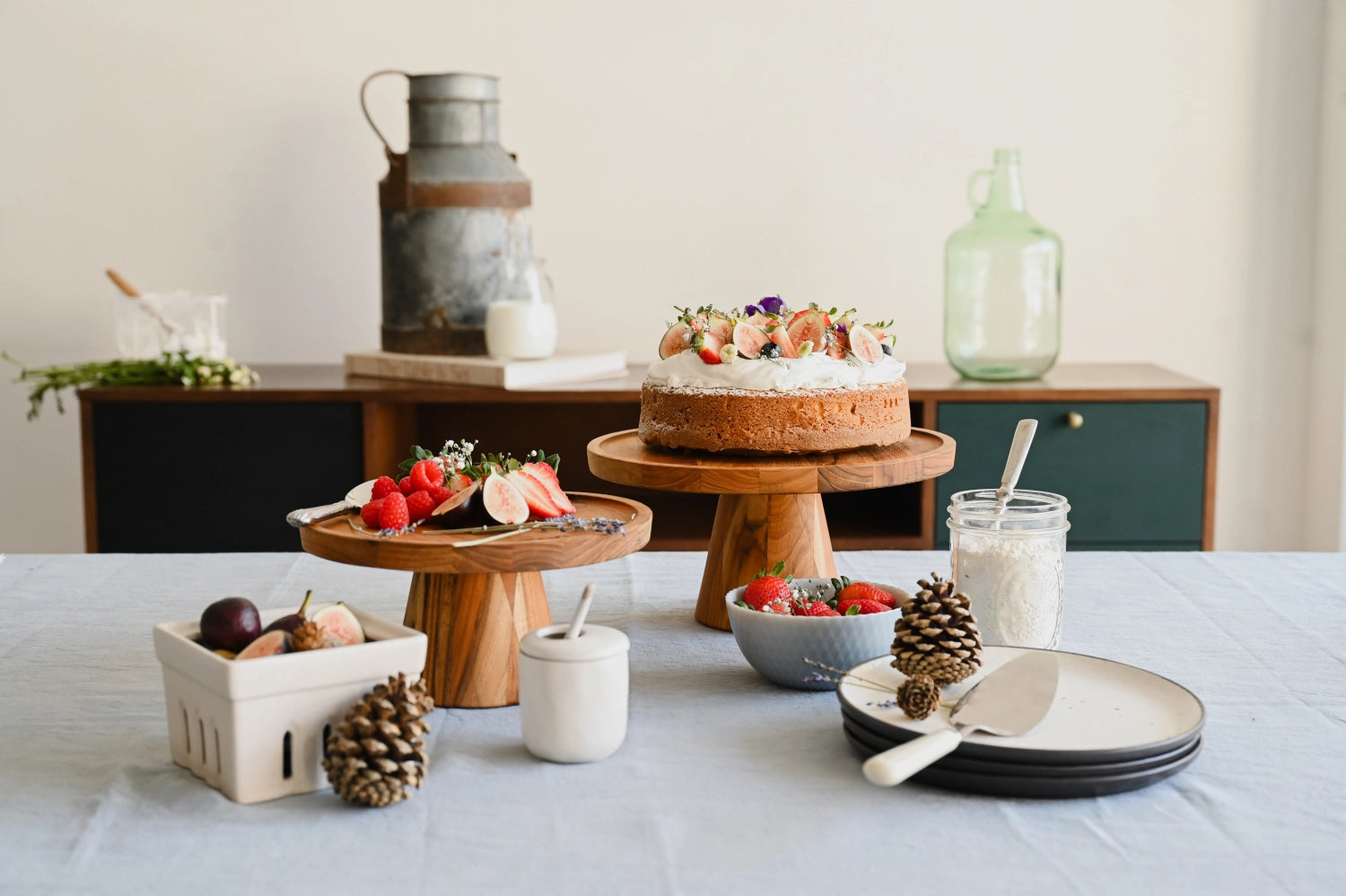 Stilvolle Tortenplatte aus edlem Teakholz, perfekt für die ansprechende Präsentation von Kuchen und Desserts, Durchmesser 24 cm, Höhe 10 cm.