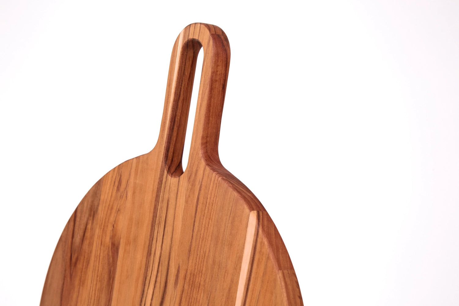 Rundes Teakholz-Servierbrett mit einem Durchmesser von 51 cm, ideal für stilvolle Anlässe und kreative Servierideen.
