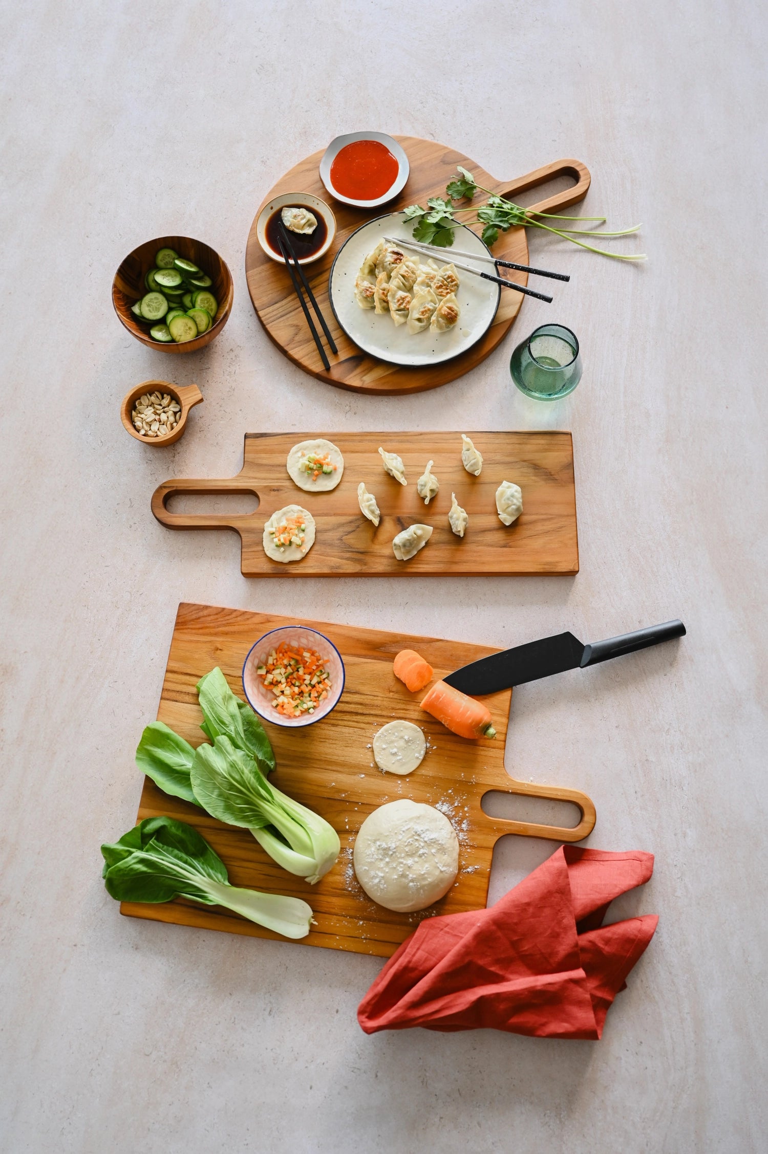 Elegantes rundes Servierbrett aus Teakholz, 51 cm Durchmesser, perfekt für ansprechende Präsentationen und vielseitige Anwendungen im Gastronomiebereich.