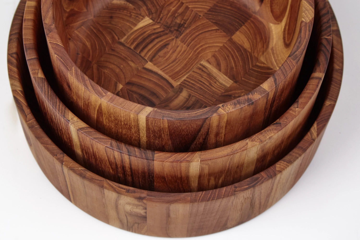Elegante, braune Salatschale aus Teakholz mit einem Durchmesser von 26 cm und einer Höhe von 11 cm, ideal für stilvolle Tischdekoration.