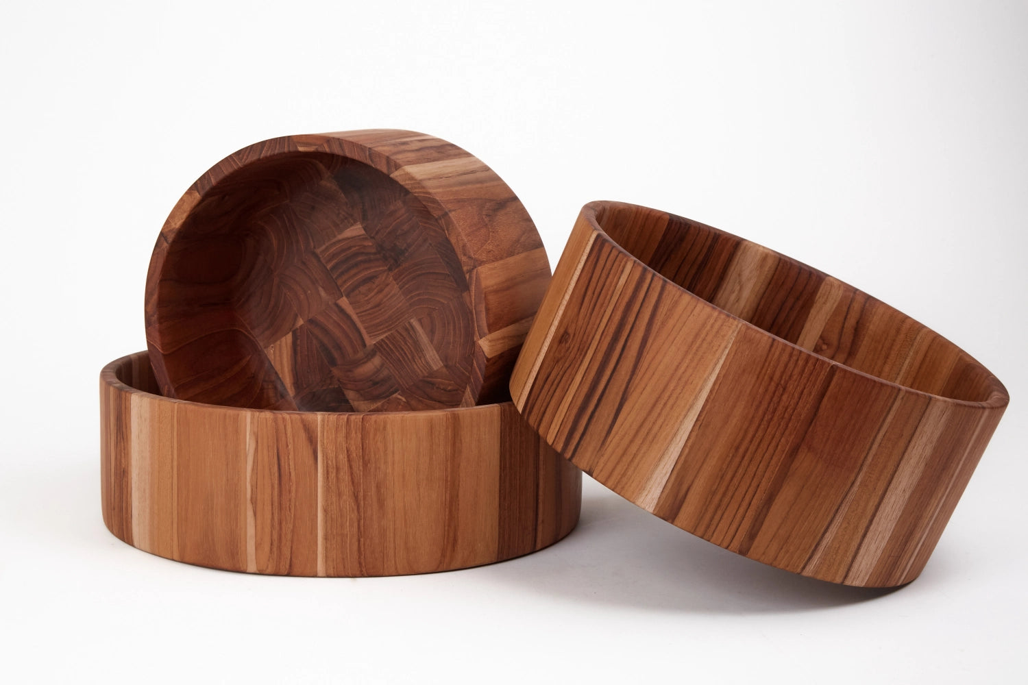 Elegante Salatschale aus edlem Teakholz, 26 cm Durchmesser und 11 cm Höhe – ideal für kreative Salatpräsentationen und stilvolle Anlässe.