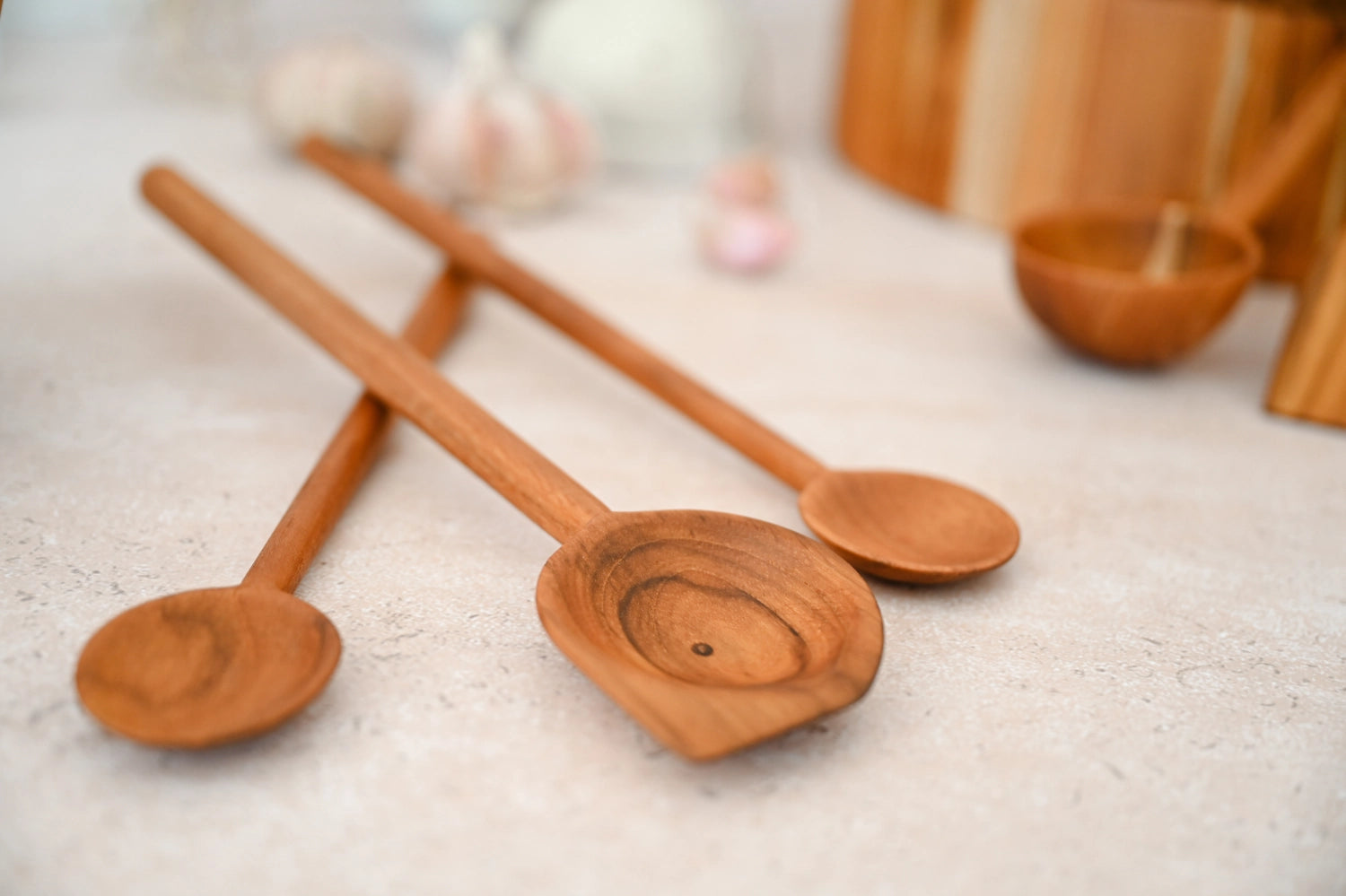 Eleganter Moon Kochlöffel aus hochwertigem Teakholz, 33x5x1.5cm, ideal für das Kochen und Servieren von Gerichten.