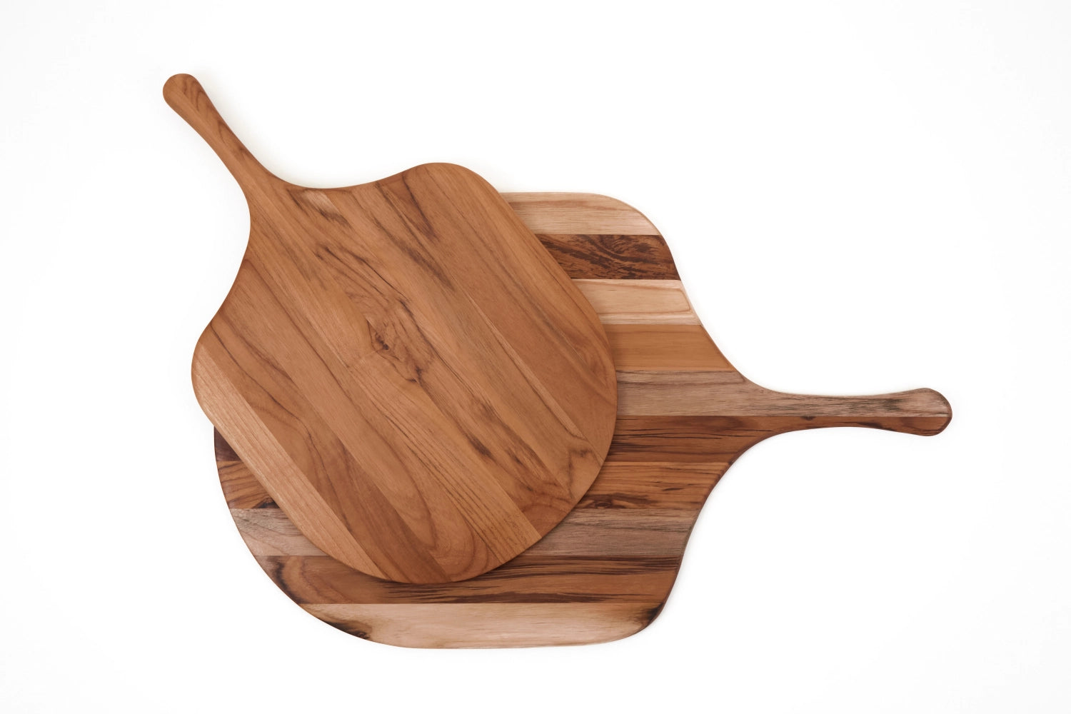 Hochwertiges Teakholz Servierbrett im Canoe-Stil, perfekt für Pizza und Fingerfood, mit ergonomischem Griff für müheloses Servieren.