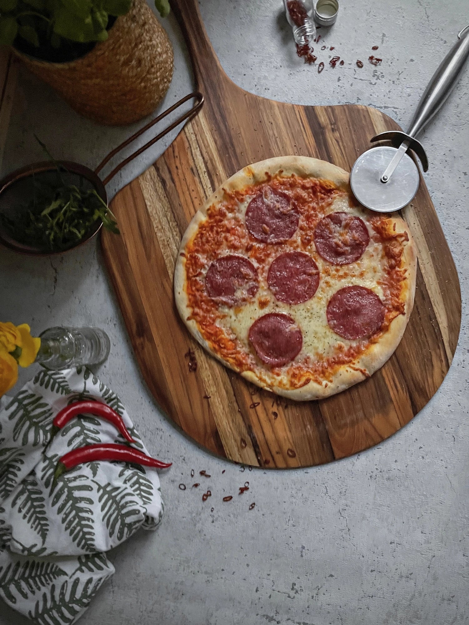 Elegantes Canoe Servierbrett aus hochwertigem Teakholz, ideal für Pizza und Snacks, mit praktischem Griff für einfachen Transport.